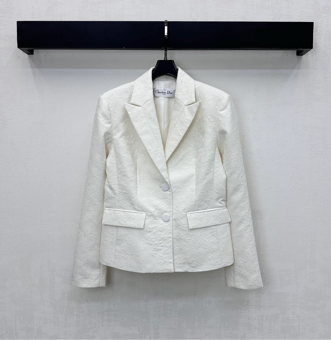 NO:590233,Dio*'s new arrival jacquard lapel suit jacket is made of imported YB mulberry silk material. It is glossy and delicate, crisp and stylish. The whole body is covered with bouquet embossed pattern design to highlight the brand's tone. The pleated design contours are smooth and symmetrical flap pockets are decorated to add layering to the look. The development of surface accessories. The right shoulder suit jacket style tailoring can be matched with the skirts of the same series. The complete set has a charming and British elegance. High version, dior, skirts, jackets & coats, business  suit,alexander wang19860909Dio*新品上架提花翻领西装外套定制YB进口桑蚕丝材质 光泽细腻 挺括有型 通体铺满花束压纹图案设计 彰显品牌调性 褶皱设计轮廓线条流畅配合对称翻盖口袋装饰 增添造型层次感 面辅料开发 正肩西装外套版型剪裁 可搭配同系列半裙 成套穿搭气质魅力英伦优雅 高版本,,dior,skirts,jackets & coats,business suit,alexander wang,Women's clothing