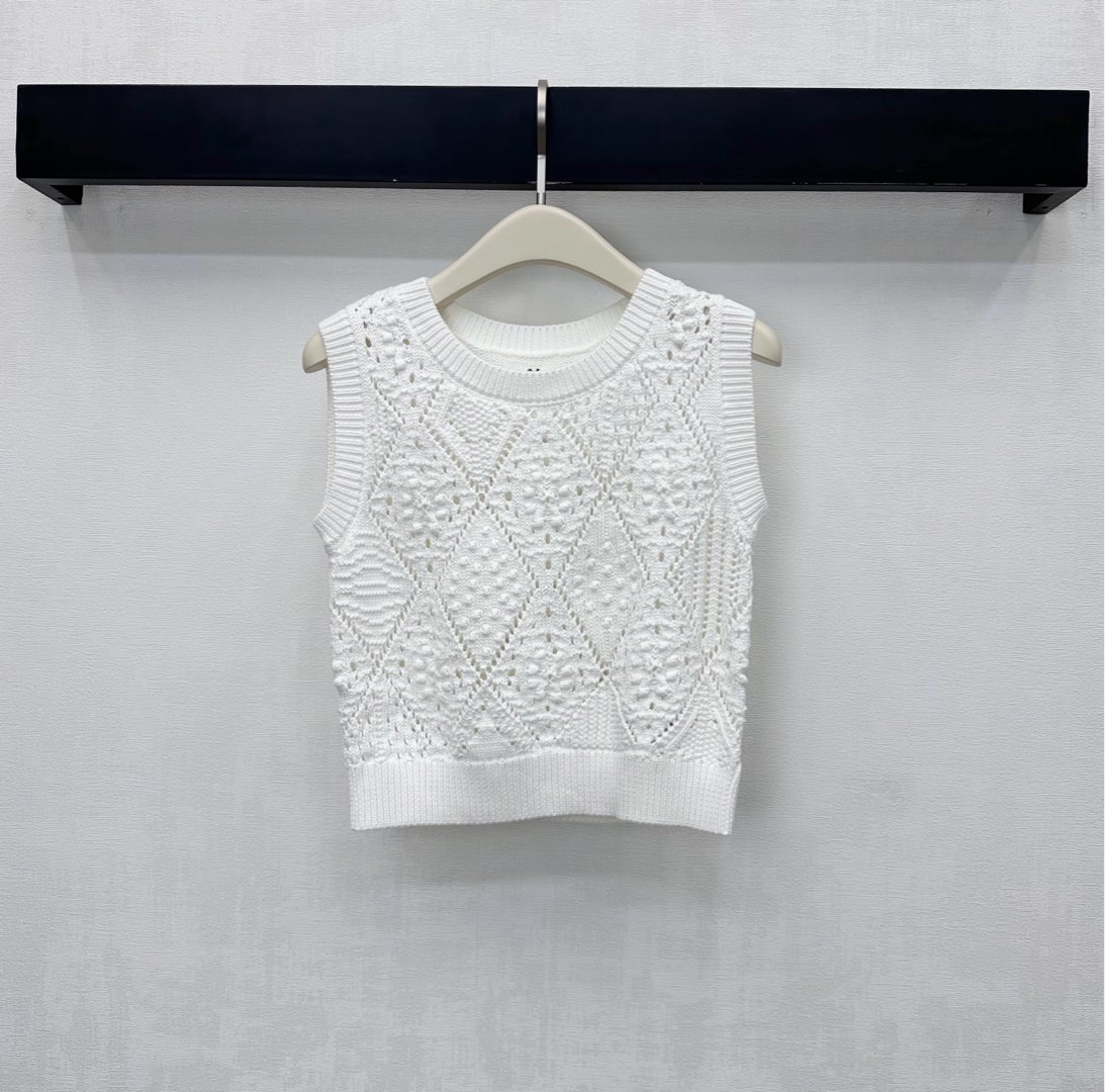 NO:590658,Dio*2025 new products are on the shelves. Hollow round neck knitted vest is made of YB imported cotton yarn. The jacquard process presents a three-dimensional texture. The back neckline is embellished with the iconic CD bee embroidery logo to highlight the brand tone. Stretch pit strips and narrowed edges are designed. It is matched with the rhombus plaid distribution to embellish the irregular crochet texture to add layering to the look. Surface accessories development. Round neck pullover vest version tailoring. High-end temperament for commuting and dating. High version, dior, alexander  wang19860909Dio*2025新品上架镂空圆领针织背心定制YB进口全棉纱线材质 提花工艺呈现立体质感 后领口点缀标志性CD蜜蜂刺绣徽标装饰 彰显品牌调性 弹力坑条螺纹包边收窄设计 配合菱形格纹分布点缀不规则钩针纹理 增添造型层次感 面辅料开发 圆领套头背心版型剪裁 通勤约会穿搭高级气质  高版本,,dior,alexander wang,Women's clothing