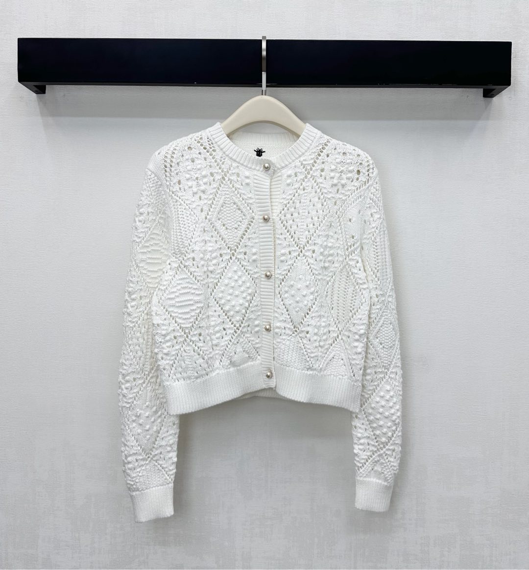 NO:590652,Dio*2025 new products are on the shelves. Hollow round neck knitted cardigan is made of custom YB imported cotton yarn. The jacquard process presents a three-dimensional texture. The back neck is embellished with the iconic CD bee embroidery logo. The adjustment process of pearl buttons echoes the placket logo to highlight the brand tone. The narrow design of elastic pit strips and threaded edges is combined with the rhombus plaid distribution to embellish the irregular crochet texture to add layering to the look. Development of surface accessories. Round neck cardigan cut. High-end temperament for commuting and dating.  High version,,dior,alexander wang19860909Dio*2025新品上架镂空圆领针织开衫定制YB进口全棉纱线材质 提花工艺呈现立体质感 后领口点缀标志性CD蜜蜂刺绣徽标装饰 呼应开襟徽标珍珠纽扣调节处理 彰显品牌调性 弹力坑条螺纹包边收窄设计 配合菱形格纹分布点缀不规则钩针纹理 增添造型层次感 面辅料开发 圆领开衫版型剪裁 通勤约会穿搭高级气质  高版本,,dior,alexander wang,Women's clothing