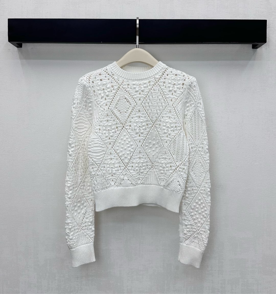 NO:590262,Dio*'s new product is on the shelves. Hollow round neck long-sleeved knitted custom YB imported cotton yarn material. Jacquard technology presents a three-dimensional texture. The back neckline is embellished with the iconic CD bee embroidery logo to highlight the brand's tone. Stretch pit strips and narrowed edges are designed with rhombus plaid distribution and irregular crochet texture to add layering to the look. Surface accessories development. Round neck pullover sweater style tailoring. High-end temperament for commuting and dating.  high version,,dior,sweaters,alexander wang19860909Dio*新品上架镂空圆领长袖针织定制YB进口全棉纱线材质 提花工艺呈现立体质感 后领口点缀标志性CD蜜蜂刺绣徽标装饰 彰显品牌调性 弹力坑条螺纹包边收窄设计 配合菱形格纹分布点缀不规则钩针纹理 增添造型层次感 面辅料开发 圆领套头毛衣版型剪裁 通勤约会穿搭高级气质  高版本,,dior,sweaters,alexander wang,Women's clothing