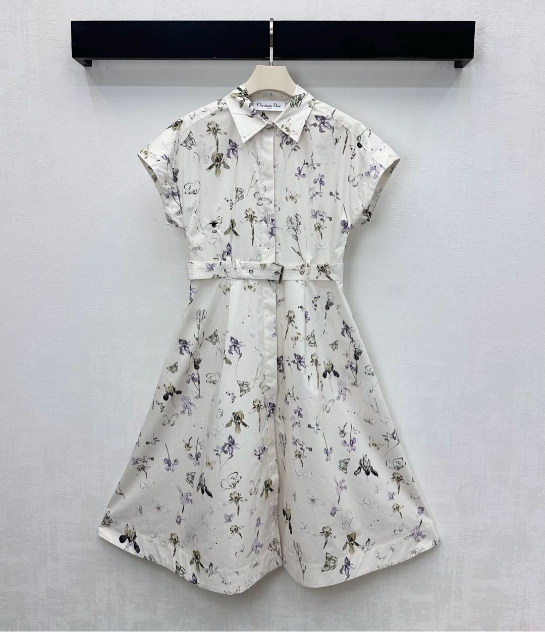 NO:590249,Dio* new product launch printed short-sleeved dress made of YB imported twill cotton material. Drapey, breathable and comfortable. The whole body is beige base with colorful flower and butterfly print patterns to add layering to the look. It reduces age and sweetness. The iconic CD bee embroidery logo is embellished on the waist to highlight the brand tone. It is tightened and adjusted with the original fabric belt to highlight the proportion and modify the body. Development of surface accessories. Lapel short-sleeved dress tailoring. Elegant for commuting and dating. High version, dior, skirts, T-shirt, alexander  wang19860909Dio*新品上架印花短袖连衣裙定制YB进口斜纹全棉材质 垂顺透气舒适 通体米色打底叠加多彩花卉蝴蝶印花图案装饰 增添造型层次感 减龄甜美 腰间点缀标志性CD蜜蜂刺绣徽标 彰显品牌调性 配合本布腰带束紧调节处理 凸显比例修饰身材 面辅料开发 翻领短袖连衣裙剪裁 通勤约会穿搭气质优雅 高版本,,dior,skirts,T-shirt,alexander wang,Women's clothing