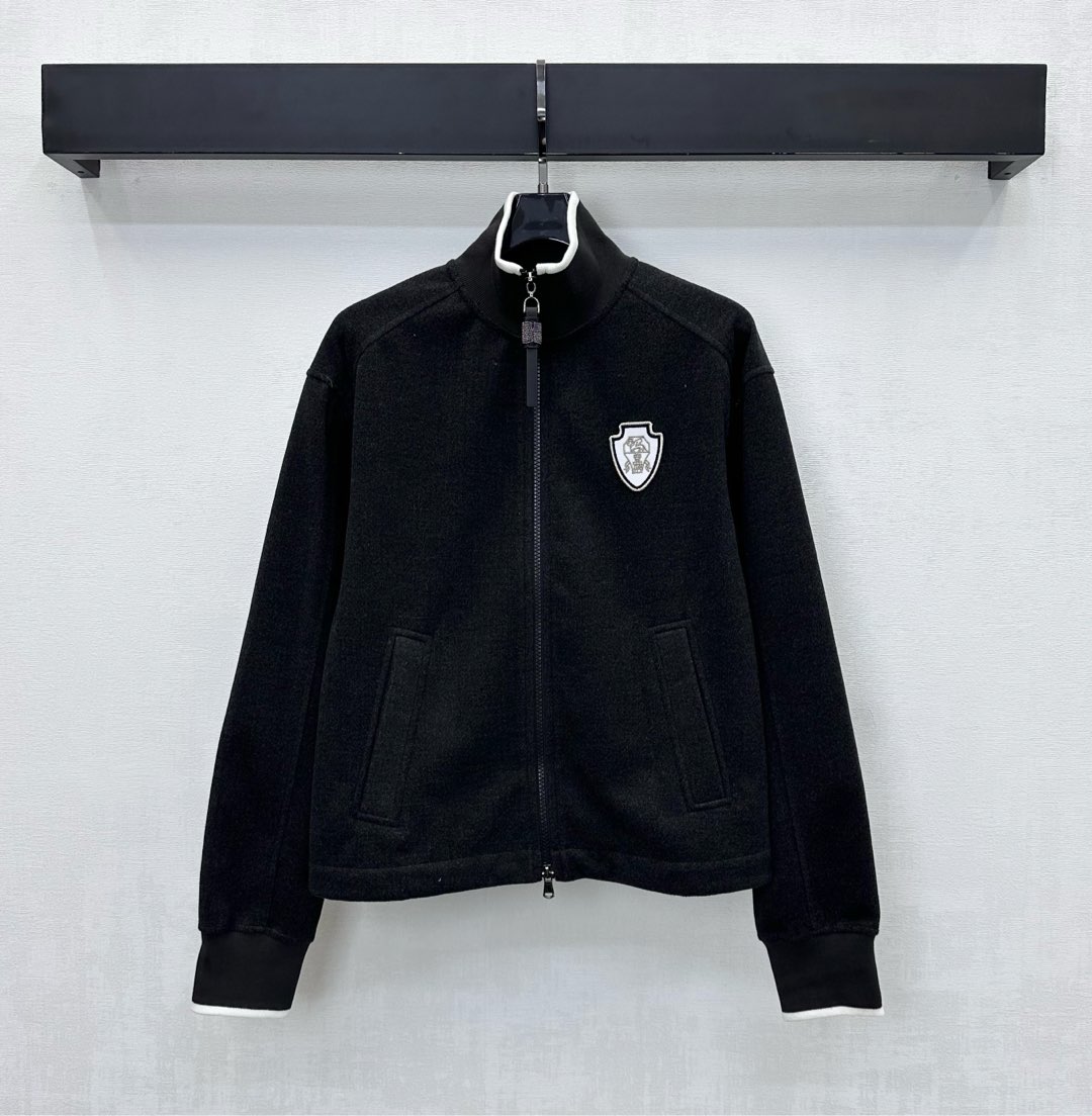 NO:590675,BC*2025 new products are on the shelves. The stand-up collar wool jacket is made of YB imported worsted wool material. It is smooth, comfortable and stylish. The placket zipper adjustment is used to match the symmetrical pocket design to add layering to the look. The iconic embroidered logo decoration on the chest highlights the brand tone. The development of fabric accessories. The stand-up collar and lapel zipper jacket tailoring. Can be paired with the straight trousers of the same series. Complete set for high street fashion style. High version,,jackets & coats,jackets & coats,alexander  wang19860909BC*2025新品上架立领羊毛夹克外套定制YB进口精纺羊毛材质 垂顺舒适有型 沿用开襟拉链调节配合对称插兜口袋设计 增添造型层次感 胸前点缀标志性刺绣徽标装饰 彰显品牌调性 面辅料开发 立领翻领拉链外套剪裁 可搭配同系列直筒长裤 成套穿搭高街时髦风格   高版本,,jackets & coats,jackets & coats,alexander wang,Women's clothing