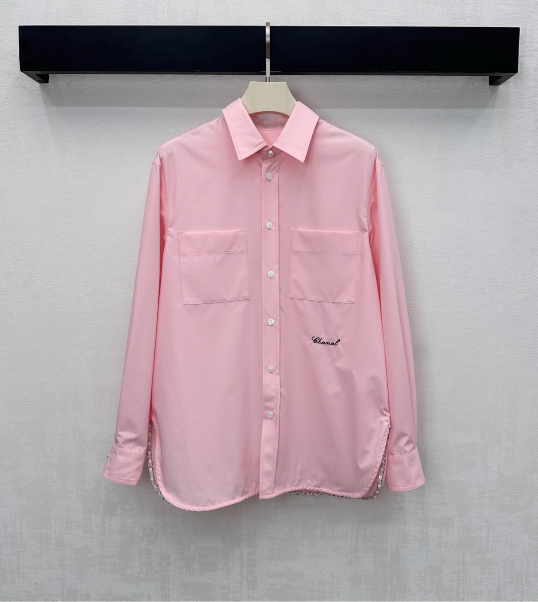 NO:591692,Chane*'s new arrival, embroidered logo lapel shirt, custom-made YB imported twill cotton material, breathable, comfortable and stylish, solid color with symmetrical pocket decoration on the chest, adding layering to the look, floral letter embroidery logo on the waist, and hidden cloth label embellishment, highlighting the brand's tone. The chain on the inside of the hem highlights the old-money and fashionable Xiangjia style. Surface accessories development, lapel silhouette shirt tailoring, easy to wear with a western style and high-end sense. High version 36 38  40,,chanel,chanel,shirts,alexander wang19860909Chane*新品上架刺绣徽标翻领衬衣定制YB进口斜纹棉材质 透气舒适有型 通体素色配合胸前对称口袋装饰 增添造型层次感 腰间点缀花体字母刺绣徽标 配合隐藏式布标点缀 彰显品牌调性 下摆内侧链条突出香家格调老钱时髦 面辅料开发 翻领廓形衬衫版型剪裁 轻松穿搭洋气高级感 高版本36 38 40,,chanel,chanel,shirts,alexander wang,Women's clothing