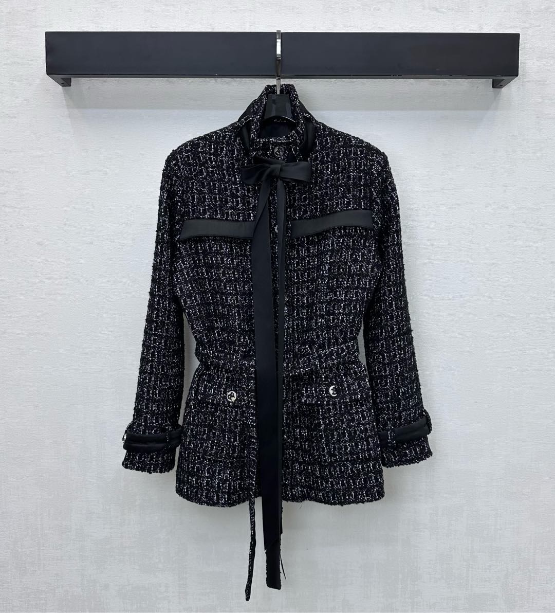 NO:590663,Chane*2025 new products are on the shelves. The bound bow ribbon dress jacket is made of YB imported slub woolen material. It has a high-end texture and looks. The collar and cuff pockets are decorated with bound edges. It is designed with a surrounding bow ribbon to add layering to the look. The whole body is black with silver yarn yarn weaving texture. The placket bow round buckle adjustment process highlights the brand tone. The development of surface accessories. Stand-up collar dress belt jacket style tailoring. The best choice for formal occasions. High version 36 38  40,,chanel,jackets & coats,alexander wang19860909Chane*2025新品上架捆边蝴蝶结丝带洋装外套定制YB进口粗纺羊毛呢材质 质感高级品相十足 领口袖口口袋饰以捆边装饰 配合环绕蝴蝶结丝带设计 增添造型层次感 通体黑底银丝纱线编织纹理 开襟蝴蝶结圆扣调节处理 彰显品牌调性 面辅料开发 立领洋装腰带外套版型剪裁 出席正式场合的不二之选 高版本36 38 40,,chanel,jackets & coats,alexander wang,Women's clothing