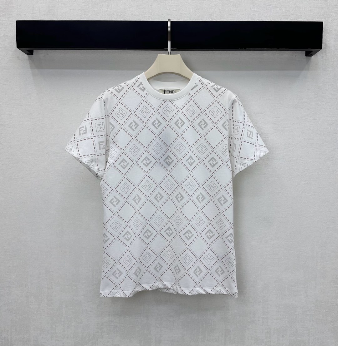 NO:591658,Fend* new products are on the shelves. Round neck rhombus printing, customized YB imported twill cotton material. Breathable and comfortable, full of texture. The neckline is decorated with threaded hemming design to add a sense of layering. The rhombus texture is printed with dotted lines all over the body. The double F logo pattern highlights the brand tone. Development of surface accessories. Round neck short-sleeved T-shirt tailoring. Fashionable when worn alone. High version, fendi, T-shirt, tees, t-shirt, alexander wang19860909Fend*新品上架圆领菱格印花定制YB进口斜纹全棉材质 透气舒适 质感十足 领口饰以螺纹包边设计 增添造型层次感 通体满印虚线分布的菱格纹理虚实相间双F徽标图案 彰显品牌调性 面辅料开发 圆领短袖T恤剪裁 单穿内搭出彩时髦  高版本,,fendi,T-shirt,tees，t-shirt,alexander wang,Women's clothing