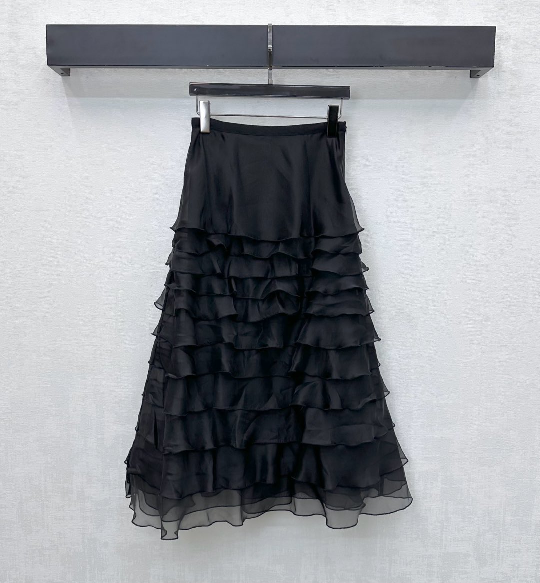NO:590239,Dio*'s new product is on the shelves. High-waisted cake long gauze skirt is made of YB imported mesh material. It is skin-friendly and breathable. The multi-layered fungus is used to cover the outer layer. It adds a sense of layering to the look and makes it more princess-like. The high-rise cake skirt breaks the rules and makes the skirt even more charming when moving. The slightly permeable mesh skirt accommodates body proportions and highlights the brand's tonality. Development of surface accessories. Long multi-layered gauze skirt cut. Can be worn for commuting and vacation.  High version 2 colors,,dior,skirts,alexander wang19860909Dio*新品上架高腰蛋糕长款纱裙定制YB进口网纱材质 亲肤透气 沿用多层次木耳外翘层层叠叠覆盖量感十足 增添造型层次感 更显公主般的贵气华丽 高位蛋糕裙身打破常规 行动间更显裙摆风情迷人 裙摆微透网纱包容身材划分比例 彰显品牌调性 面辅料开发 长款多层纱裙剪裁 通勤度假都可驾驭穿搭  高版本2色,,dior,skirts,alexander wang,Women's clothing