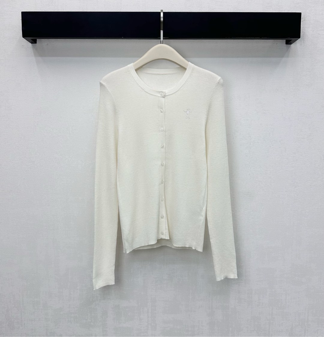 NO:591643,Dio*'s new arrival. Round neck logo wool cardigan. Customized YB imported blended wool material. Comfortable and stretchy. Iconic embroidered letters and little bee logo elements are embellished on the chest to highlight the brand's tone. Elastic close-fitting cut to visually slim and slim. Use the placket button adjustment design to add layering to the look. Fabric and accessories development. Slim round neck cardigan cut. Stylish when worn alone. High version 3 colors, dior, alexander wang19860909Dio*新品上架圆领徽标羊毛开衫定制YB进口混纺羊毛材质 舒适弹力 胸前点缀标志性刺绣字母与小蜜蜂徽标元素 彰显品牌调性 弹性贴身版型裁剪视觉修身显瘦 沿用开襟纽扣调节设计 增添造型层次感 面辅料开发 修身圆领开衫版型剪裁 单穿内搭出彩时髦  高版本3色,,dior,alexander wang,Women's clothing