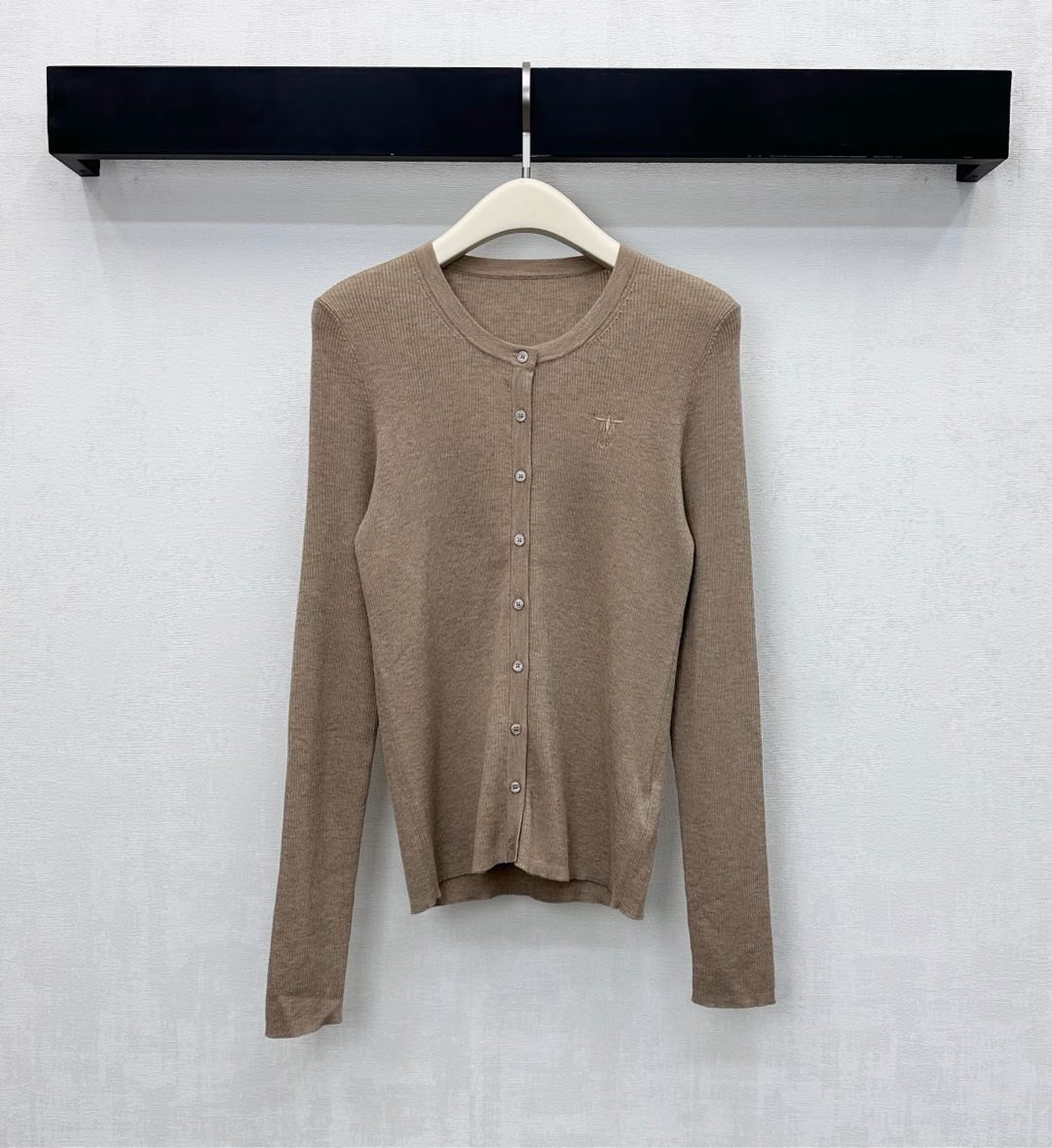 NO:591637,Dio*'s new arrival. Round neck logo wool cardigan. Customized YB imported blended wool material. Comfortable and stretchy. Iconic embroidered letters and little bee logo elements are embellished on the chest to highlight the brand's tone. Elastic close-fitting cut to visually slim and slim. Use the placket button adjustment design to add layering to the look. Fabric and accessories development. Slim round neck cardigan cut. Stylish when worn alone. High version 3 colors, dior, alexander wang19860909Dio*新品上架圆领徽标羊毛开衫定制YB进口混纺羊毛材质 舒适弹力 胸前点缀标志性刺绣字母与小蜜蜂徽标元素 彰显品牌调性 弹性贴身版型裁剪视觉修身显瘦 沿用开襟纽扣调节设计 增添造型层次感 面辅料开发 修身圆领开衫版型剪裁 单穿内搭出彩时髦  高版本3色,,dior,alexander wang,Women's clothing