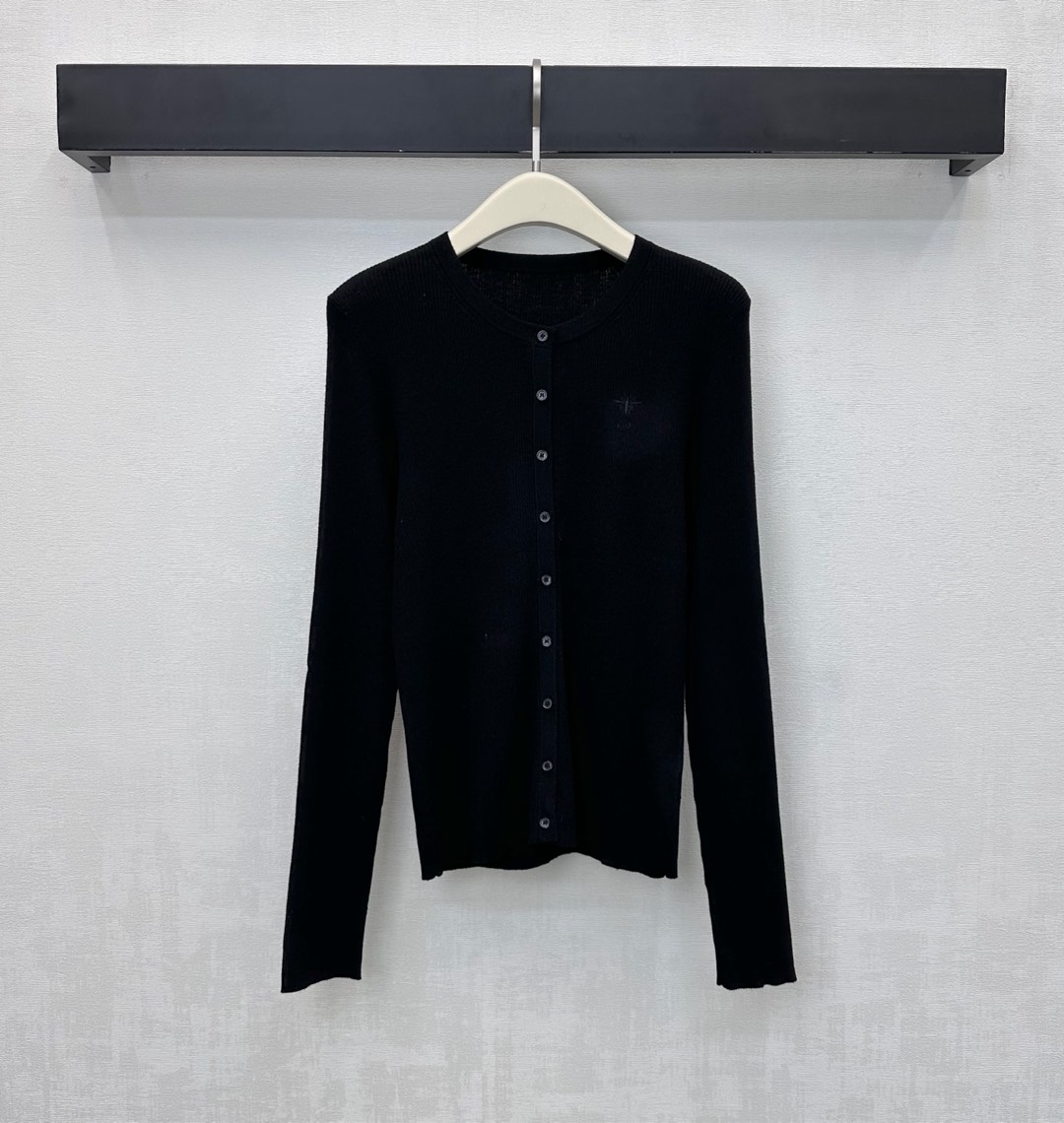 NO:591631,Dio*'s new arrival. Round neck logo wool cardigan. Customized YB imported blended wool material. Comfortable and stretchy. Iconic embroidered letters and little bee logo elements are embellished on the chest to highlight the brand's tone. Elastic close-fitting cut to visually slim and slim. Use the placket button adjustment design to add layering to the look. Fabric and accessories development. Slim round neck cardigan cut. Stylish when worn alone. High version 3 colors, dior, alexander wang19860909Dio*新品上架圆领徽标羊毛开衫定制YB进口混纺羊毛材质 舒适弹力 胸前点缀标志性刺绣字母与小蜜蜂徽标元素 彰显品牌调性 弹性贴身版型裁剪视觉修身显瘦 沿用开襟纽扣调节设计 增添造型层次感 面辅料开发 修身圆领开衫版型剪裁 单穿内搭出彩时髦  高版本3色,,dior,alexander wang,Women's clothing