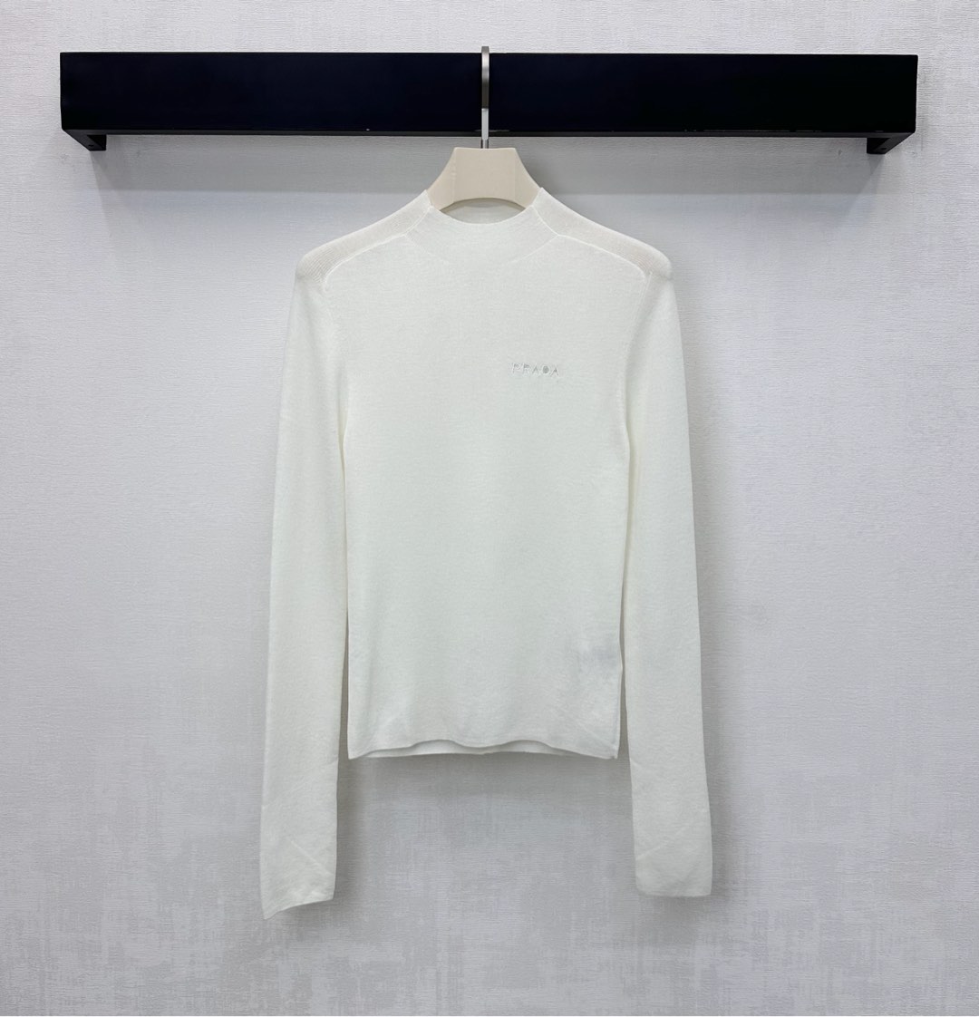 NO:591655,Prad* new product launch, slim fit logo bottoming shirt, customized YB imported blended wool material, comfortable and stretchy, embellished with iconic letter embroidered logo on the chest, highlighting the brand tone, elastic and close-fitting tailoring, visually slimming and slimming, adding layering to the look, fabric and accessories development, slim fit small stand-up collar top cut, stylish when worn alone, high version 4 colors,,alexander wang19860909Prad*新品上架修身徽标打底衫定制YB进口混纺羊毛材质 舒适弹力 胸前点缀标志性字母刺绣徽标装饰 彰显品牌调性 弹性贴身版型裁剪视觉修身显瘦 增添造型层次感 面辅料开发 修身小立领上衣剪裁 单穿内搭出彩时髦 高版本4色,,alexander wang,Women's clothing