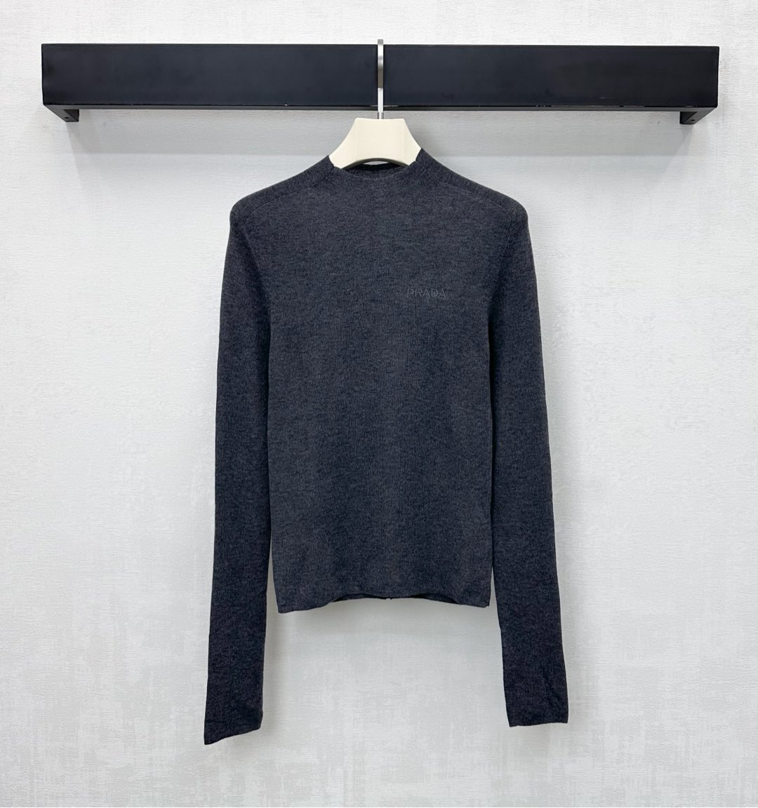 NO:591659,Prad* new product launch, slim fit logo bottoming shirt, customized YB imported blended wool material, comfortable and elastic, embellished with iconic letter embroidery logo decoration on the chest, highlighting the brand tone, elastic and close-fitting tailoring, visually slimming and slimming, adding layering to the look, fabric and accessories development, slim-fitting small stand-up collar top tailoring, stylish when worn alone, high version 4 colors,, prada, alexander wang19860909Prad*新品上架修身徽标打底衫定制YB进口混纺羊毛材质 舒适弹力 胸前点缀标志性字母刺绣徽标装饰 彰显品牌调性 弹性贴身版型裁剪视觉修身显瘦 增添造型层次感 面辅料开发 修身小立领上衣剪裁 单穿内搭出彩时髦 高版本4色,,prada,alexander wang,Women's clothing