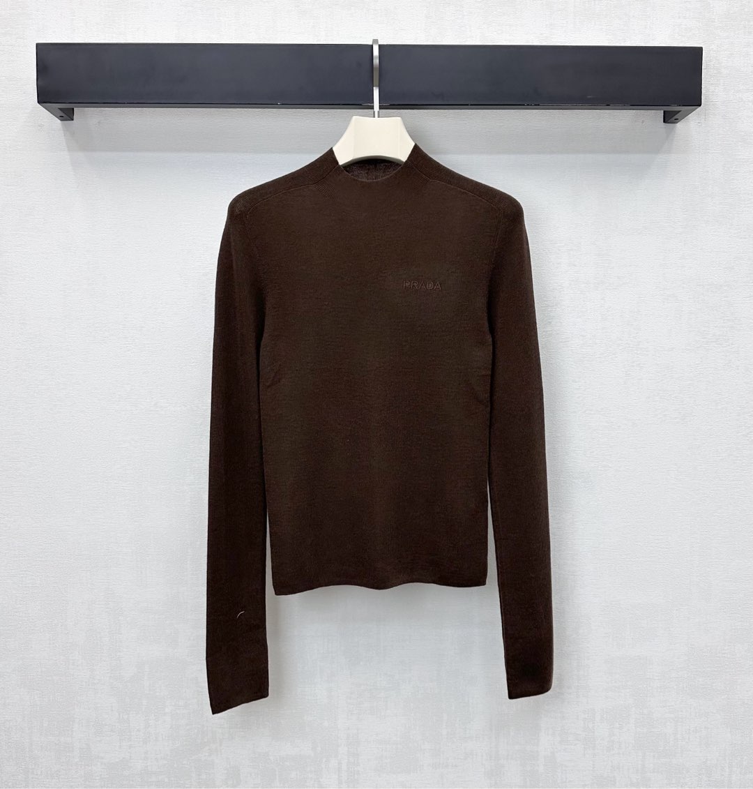 NO:591663,Prad* new product launch, slim fit logo bottoming shirt, customized YB imported blended wool material, comfortable and elastic, embellished with iconic letter embroidery logo decoration on the chest, highlighting the brand tone, elastic and close-fitting tailoring, visually slimming and slimming, adding layering to the look, fabric and accessories development, slim-fitting small stand-up collar top tailoring, stylish when worn alone, high version 4 colors,, prada, alexander wang19860909Prad*新品上架修身徽标打底衫定制YB进口混纺羊毛材质 舒适弹力 胸前点缀标志性字母刺绣徽标装饰 彰显品牌调性 弹性贴身版型裁剪视觉修身显瘦 增添造型层次感 面辅料开发 修身小立领上衣剪裁 单穿内搭出彩时髦 高版本4色,,prada,alexander wang,Women's clothing