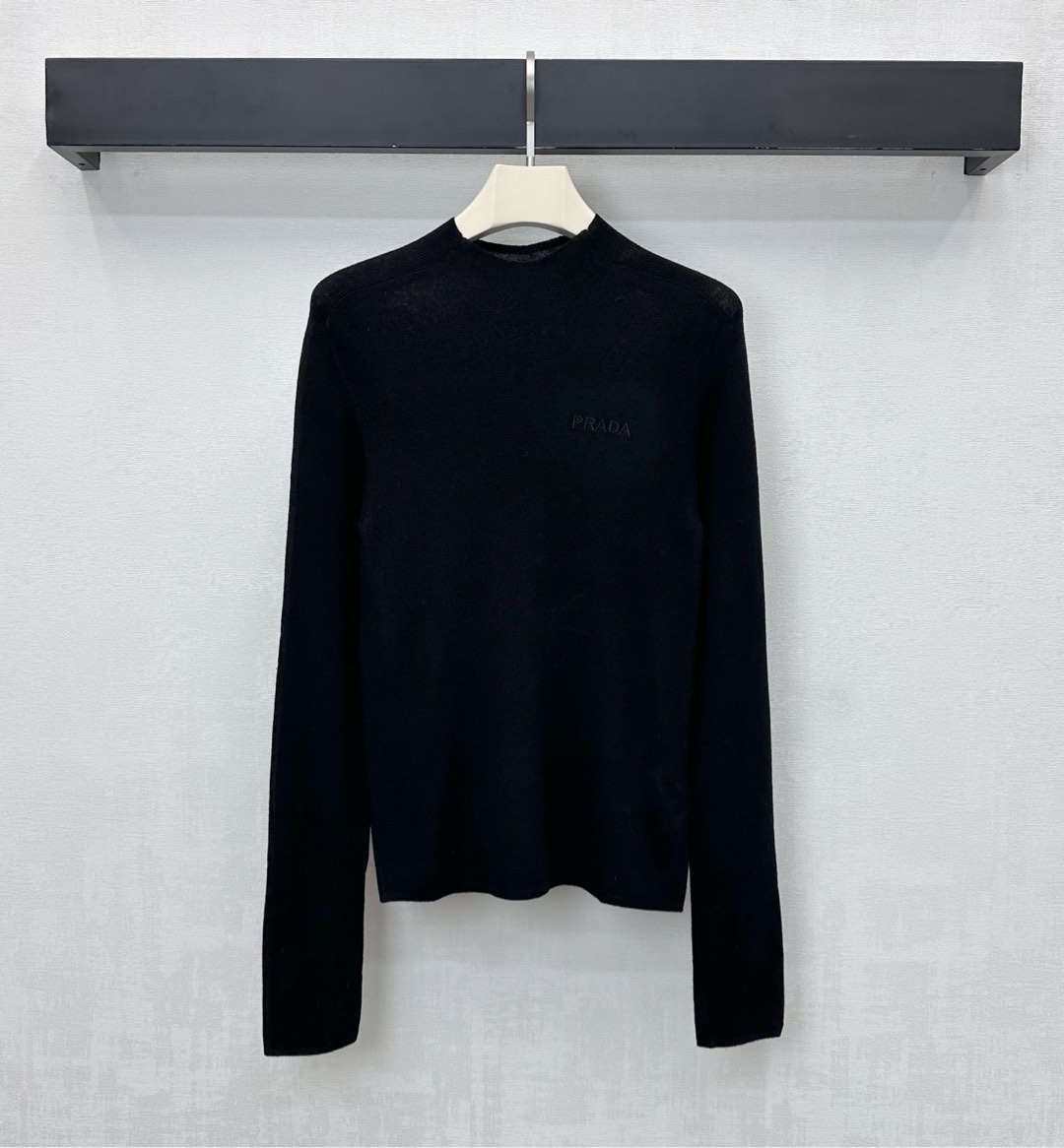 NO:591667,Prad* new product launch, slim fit logo bottoming shirt, customized YB imported blended wool material, comfortable and elastic, embellished with iconic letter embroidery logo decoration on the chest, highlighting the brand tone, elastic and close-fitting tailoring, visually slimming and slimming, adding layering to the look, fabric and accessories development, slim-fitting small stand-up collar top tailoring, stylish when worn alone, high version 4 colors,, prada, alexander wang19860909Prad*新品上架修身徽标打底衫定制YB进口混纺羊毛材质 舒适弹力 胸前点缀标志性字母刺绣徽标装饰 彰显品牌调性 弹性贴身版型裁剪视觉修身显瘦 增添造型层次感 面辅料开发 修身小立领上衣剪裁 单穿内搭出彩时髦 高版本4色,,prada,alexander wang,Women's clothing