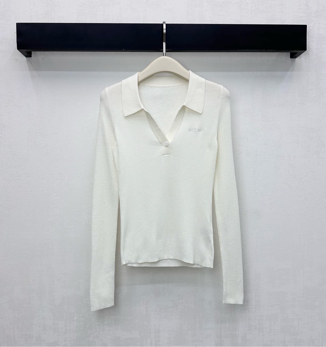 NO:591642,Miumi* new arrivals, lapel logo knit top, customized YB imported wool material, comfortable and stretchy, iconic embroidered letter logo elements on the chest, highlighting the brand tone, elastic close-fitting cut, visually slimming, adding layering to the look, fabric and accessories development, lapel long-sleeved top cut, warm and fashionable, versatile and timeless, high version in 3 colors,,miumiu,alexander wang19860909Miumi*新品上架翻领徽标针织上衣定制YB进口羊毛呢材质 舒适弹力 胸前点缀标志性刺绣字母徽标元素 彰显品牌调性 弹性贴身版型裁剪视觉修身显瘦 增添造型层次感 面辅料开发 翻领长袖上衣剪裁 保暖又有穿搭时髦感 百搭不过时  高版本3色,,miumiu,alexander wang,Women's clothing