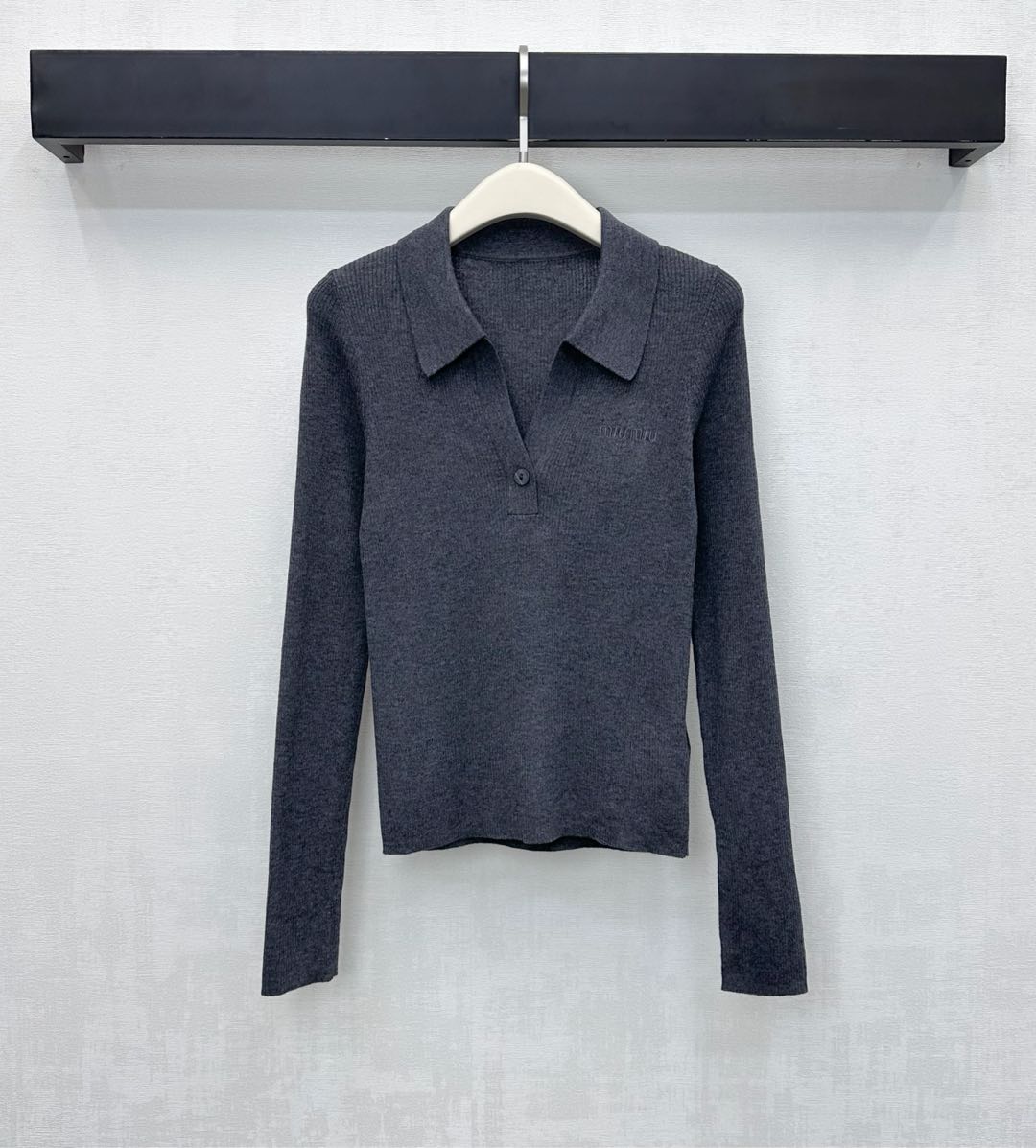 NO:591648,Miumi* new arrivals, lapel logo knit top, customized YB imported wool material, comfortable and stretchy, iconic embroidered letter logo elements on the chest, highlighting the brand tone, elastic close-fitting cut, visually slimming, adding layering to the look, fabric development, lapel long-sleeved top cut, warm and fashionable, versatile and timeless, high version, 3 colors L,, miumiu, alexander wang19860909Miumi*新品上架翻领徽标针织上衣定制YB进口羊毛呢材质 舒适弹力 胸前点缀标志性刺绣字母徽标元素 彰显品牌调性 弹性贴身版型裁剪视觉修身显瘦 增添造型层次感 面辅料开发 翻领长袖上衣剪裁 保暖又有穿搭时髦感 百搭不过时  高版本3色L,,miumiu,alexander wang,Women's clothing