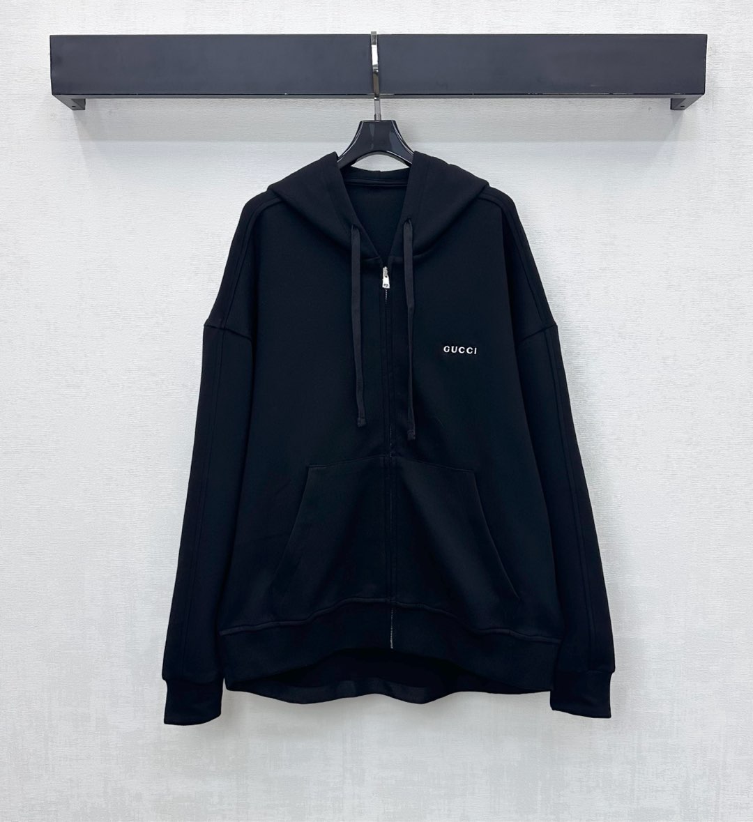 NO:591159,Gucc*2025 new products are on the shelves. The hooded drawstring sweatshirt jacket is made of YB imported virgin cotton material. It is stiff, comfortable and stylish. It adopts the open zipper design and the drawstring adjustment process for easy putting on and taking off. It adds a sense of layering to the look. The iconic embroidered letter logo decoration on the chest highlights the brand tone. Surface and accessories development. Hooded zipper jacket tailoring. High-end and fashionable for commuting and dating. High version, gucci, hoodie, sweatshirts, jackets &  coats,hats,alexander wang19860909Gucc*2025新品上架连帽抽绳卫衣外套定制YB进口原生全棉材质 挺括舒适有型 沿用开襟拉链设计配合抽绳调节处理穿脱方便 增添造型层次感 胸前点缀标志性刺绣字母徽标装饰 彰显品牌调性 面辅料开发 连帽拉链外套剪裁 通勤约会穿搭高级时髦 高版本,,gucci,hoodie,sweatshirts,jackets & coats,hats,alexander wang,Women's clothing