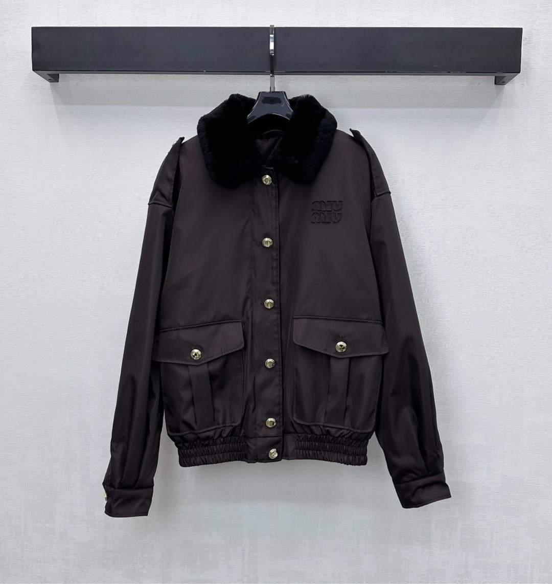 NO:592068,Miumi*2025 new products are on the shelves. The fur collar stitching jacket is made of YB imported windproof and waterproof nylon material. It is warm and comfortable, stiff and stylish. It adopts the hidden zipper and engraved snap button adjustment design. With symmetrical large-capacity flap pockets and elastic tightening at the hem, it adds a sense of layering. The chest is embellished with iconic letter logo elements to highlight the brand tone. Surface accessories development. Lapel jacket tailoring. Fashionable for autumn and winter layering. High version,,miumiu,jackets &  coats,jackets & coats,alexander wang19860909Miumi*2025新品上架毛领拼接夹克外套定制YB进口防风防水尼龙材质 保暖舒适 挺括有型 沿用开襟隐藏拉链刻印按扣调节设计 配合对称大容量翻盖口袋与下摆弹力收紧处理 增添造型层次感 胸口点缀标志性字母徽标元素 彰显品牌调性 面辅料开发 翻领夹克外套剪裁 秋冬叠穿出彩时髦 高版本,,miumiu,jackets & coats,jackets & coats,alexander wang,Women's clothing