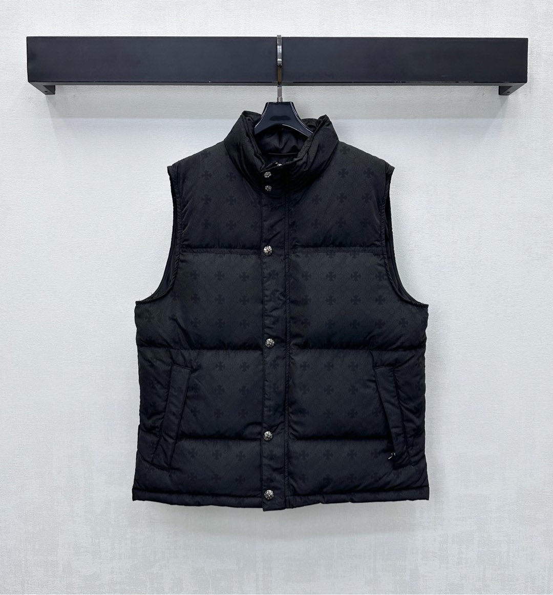 NO:591702,Comes with dust bag Chrome heart*New arrival Cross printed down vest customized YB imported nylon material White goose down filling inside Light and warm whole piece Full-body rectangular embossing Designed with symmetrical zipper pockets to add layering to the look Full-body fleur-de-lis cross logo jacquard decoration Highlights the brand tone Development of surface accessories Stand-up collar Slim-fitting vest style tailoring Fashionable and Western style for autumn and winter layering Velvet standard: national standard 90 velvet  Filling material: white goose down, high version 2 colors, chrome hearts, down jacket, alexander wang19860909配防尘袋Chrome heart*新品上架十字架印花羽绒马甲定制YB进口尼龙材质 内里白鹅绒填充 整件轻盈保暖 通体长方形压纹 配合对称拉链口袋设计 增添造型层次感 通体满铺鸢尾花十字架徽标提花装饰 彰显品牌调性 面辅料开发 立领修身马甲版型剪裁 秋冬叠穿时髦洋气 充绒标准:国标90绒 充绒物:白鹅绒  高版本2色,,chrome hearts,down jacket,alexander wang,Women's clothing