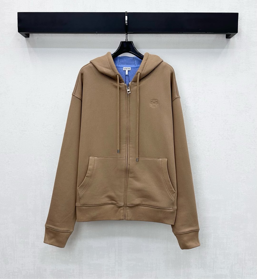 NO:591695,Loew* new arrivals, hooded zippered drawstring jacket, custom-made YB imported virgin cotton material, soft and skin-friendly, full of texture, emblazoned with the iconic totem embroidered logo on the chest, highlighting the brand's tone, loose fit with drawstring adjustable pocket design, adding layering to the look, hooded cardigan cut, fashionable and casual overall look, more simple and advanced, high version,,loewe,jackets & coats,hats,alexander wang19860909Loew*新品上架连帽拉链抽绳外套定制YB进口原生全棉材质 柔软亲肤 质感十足 胸前点缀标志性图腾刺绣徽标装饰 彰显品牌调性 宽松版型搭配抽绳调节插兜口袋设计 增添造型层次感 连帽开襟外套剪裁 穿搭时髦休闲 整体更显简约高级  高版本,,loewe,jackets & coats,hats,alexander wang,Women's clothing