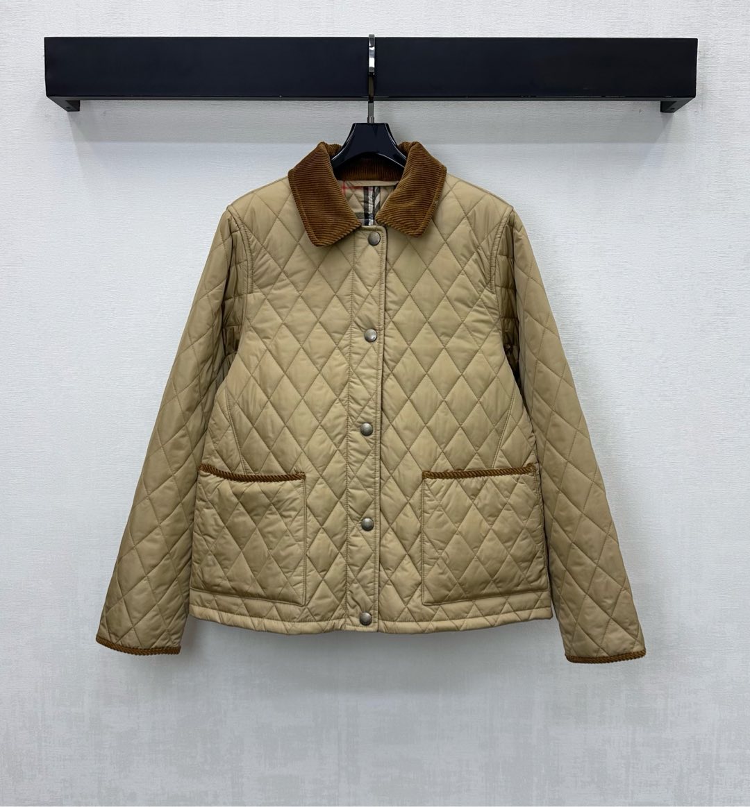NO:591685,Bur BBR* new products are on the shelves. The corduroy collar rhombus cotton jacket is made of YB imported windproof and waterproof nylon material. The craftsmanship is restored. The upgraded material improves the cold protection function in autumn and winter. The inner cotton filling makes the whole piece lightweight and warm. The whole rhombus embossing is combined with the corduroy splicing collar pocket contour processing to add a sense of layering. The lining is made of iconic classic plaid elements to highlight the brand tone. The development of surface accessories. Lapel jacket tailoring. High-quality to get rid of dullness. Integrating warmth and fashion.  High version 2 colors,,burberry,jackets & coats,jackets & coats,alexander wang19860909Bur BBR*新品上架灯芯绒领菱格棉服外套定制YB进口防风防水尼龙材质 其工艺还原 升级材质提升秋冬御寒功能 内里衔棉填充 整件轻盈保暖 通体菱格压纹配合灯芯绒拼接领边口袋轮廓线处理 增添造型层次感 内衬采用标志性经典格纹元素 彰显品牌调性 面辅料开发 翻领夹克外套剪裁 品质高级摆脱沉闷 集保暖与时髦一体  高版本2色,,burberry,jackets & coats,jackets & coats,alexander wang,Women's clothing