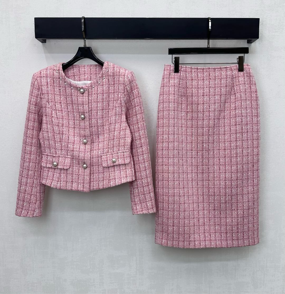 NO:591707,Chane*'s new product launches the tweed dress jacket and skirt set, which is made of YB imported woolen material. It is full of texture and has a delicate texture. The neckline is decorated with beads. It is designed with three-dimensional pearl buttons on the placket and pockets to highlight the brand's tone. The complete set is processed with contrasting plaid technology. It is matched with the interwoven grainy texture to add layering to the look. Development of surface accessories. The round neck dress jacket is paired with the skirt of the same series. The set is worn for commuting and dating with high-end temperament. High version 36 38  40 42,,chanel,skirts,jackets & coats,alexander wang19860909Chane*新品上架粗花呢洋装外套半裙套装定制YB进口羊毛呢材质 质感十足 肌理细腻 领口沿用珠串点缀装饰 配合开襟与口袋立体珍珠纽扣调节设计 彰显品牌调性 成套采用撞色格纹工艺处理 配合穿插交织的颗粒感纹理 增添造型层次感 面辅料开发 圆领洋装外套搭配同系列半裙 通勤约会成套穿搭高级气质   高版本36 38 40 42,,chanel,skirts,jackets & coats,alexander wang,Women's clothing