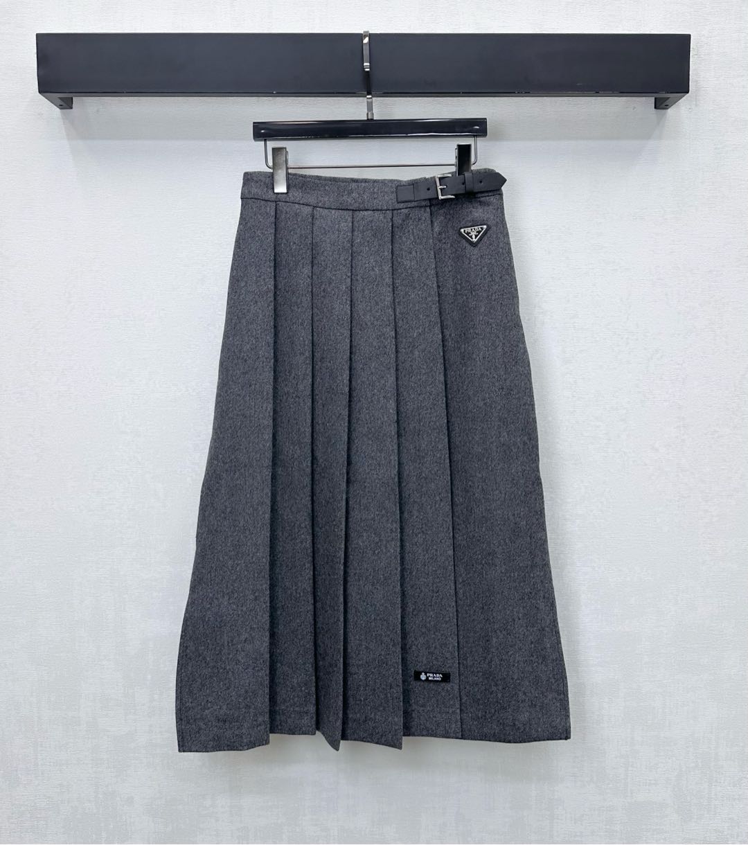 NO:591697,Prad* new product on the shelves, leather buckle pleated skirt, custom made of YB imported twill cotton material, crisp and stylish, full of texture, leather perforated buckle at the waist perfectly outlines the body line, the iconic triangle logo is embellished on the waist and hip to echo the skirt, highlighting the brand tone. The neat pleats are used to match the knee-length silhouette. The cutting is smooth and smooth, adding layering to the look. The development of surface accessories. High-waisted pleated skirt tailoring, casually matched with college to reduce age, showing high-spirited temperament.  High version 2 colors,,prada,skirts,alexander wang19860909Prad*新品上架皮扣百褶半裙定制YB进口斜纹棉材质 挺括有型 质感十足 腰间皮革穿孔卡扣完美勾勒身材线条 腰胯点缀志性三角徽标与裙摆呼应 彰显品牌调性 沿用利落压褶配合及膝廓形版型 裁剪垂顺流畅 增添造型层次感 面辅料开发 高腰百褶半裙剪裁 随意搭配穿搭学院减龄 展现高知气质风姿  高版本2色,,prada,skirts,alexander wang,Women's clothing