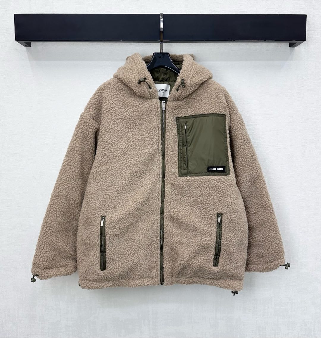 NO:591696,Comes with dust bag Miumi* new arrival hooded teddy lamb down jacket customized with YB imported teddy lamb wool material. Plenty of wool to keep out wind and cold. White goose down filling inside. Lightweight and warm. The outer layer is lambswool with obvious grain. It is matched with rhombus embossed contrasting lining. It is fashionable and versatile. Nylon pocket decoration on one side of the chest adds a sense of layering to the shape. The embellishment of the iconic letter logo highlights the brand tone. Development of surface accessories. Tailoring of hooded zipper jacket.  Suitable for more wearing occasions and personal styles. Down filling standard: national standard 90 down. Down filling: white goose down. High version, miumiu, jackets & coats, down jacket, hats, alexander wang19860909配防尘袋Miumi*新品上架连帽泰迪羊羔毛羽绒外套定制YB进口泰迪羊羔毛材质 毛量充足防风御寒 内里白鹅绒填充 整件轻盈保暖 外层颗粒明显羊羔毛 配合菱格压纹撞色里衬处理 时髦百搭 单侧胸口拼接尼龙口袋装饰 增添造型层次感 标志性字母徽标点缀之上 彰显品牌调性 面辅料开发 连帽拉链外套剪裁 适配更多穿搭场合和个人风格 充绒标准:国标90绒 充绒物:白鹅绒  高版本,,miumiu,jackets & coats,down jacket,hats,alexander wang,Women's clothing