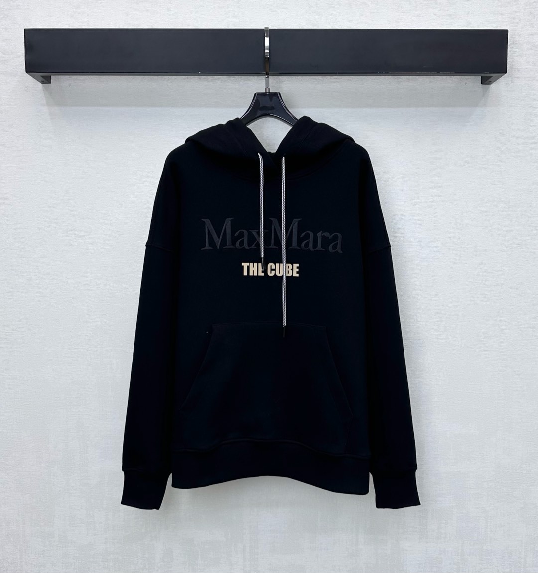 NO:591142,Maxmar*2025 new products are on the shelves. Customized YB imported raw cotton material, embroidered letter hooded sweatshirt. Breathable, comfortable and stylish. Use cable drawstring adjustment design to add layering to the shape. Iconic letter embroidered logo on the chest to highlight the brand tone. Surface accessories development. Hooded drawstring sweatshirt cut. Loose fit. Both men and women can control the wear. High version 2 colors, hoodie, sweatshirts, hats, alexander wang19860909Maxmar*2025新品上架刺绣字母连帽卫衣定制YB进口原生全棉材质 透气舒适有型 沿用绞花抽绳调节设计 增添造型层次感 胸前点缀标志性字母刺绣徽标 彰显品牌调性 面辅料开发 连帽抽绳卫衣剪裁 宽松版型男女均可驾驭穿搭   高版本2色,,hoodie,sweatshirts,hats,alexander wang,Women's clothing