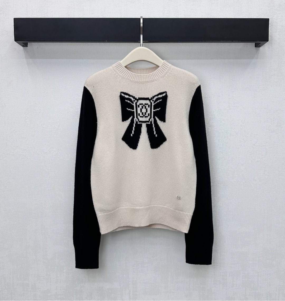 NO:591670,Chane*'s new product is on the shelves. Round neck contrasting color bow knitted custom YB imported wool knitted material. Full texture, soft and comfortable. The bow letter logo element is embellished in the center of the chest. The iconic metal double C badge is embellished on the side of the hem to highlight the brand tone. The hand sleeves are spliced with contrasting colors. The neckline, cuffs and hem are threaded with detailed processing to add layering to the look. Surface accessories development. Round neck long-sleeved pullover sweater tailoring. High fashion for single wear and layering in autumn and winter.  High version,,chanel,sweaters,alexander wang19860909Chane*新品上架圆领撞色蝴蝶结针织定制YB进口羊毛针织材质 质感十足 柔软舒适 胸前居中点缀蝴蝶结字母徽标元素 衣摆侧点缀金属标志性金属双C徽章 彰显品牌调性 沿用手袖拼接撞色设计 领口与袖口与下摆螺纹包边细节处理 增添造型层次感 面辅料开发 圆领长袖套头毛衣剪裁 秋冬单穿叠穿高级时髦  高版本,,chanel,sweaters,alexander wang,Women's clothing