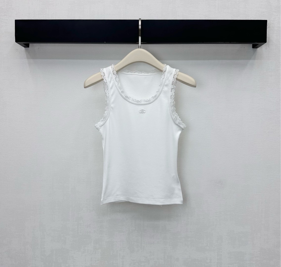 NO:591723,Celin* new product launch round neck lace vest customized YB imported silk cotton material breathable and comfortable. The collar and cuffs are edged with wavy lace to add layering to the look. The iconic Arc de Triomphe logo is embellished in the center to highlight the brand's tone. Development of surface accessories. Slim round neck vest tailoring. The upper body is close to the body and slimming. It is fashionable when worn alone. High version,,celine,alexander wang19860909Celin*新品上架圆领花边背心定制YB进口丝绵材质 透气舒适 领口袖口沿用波浪蕾丝花边包边设计 增添造型层次感 居中位置点缀标志性凯旋门徽标装饰 彰显品牌调性 面辅料开发 修身圆领背心剪裁 上身贴身显瘦 单穿内搭出彩时髦  高版本,,celine,alexander wang,Women's clothing