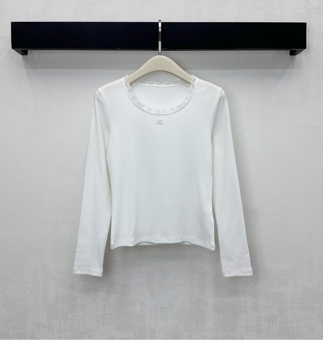 NO:591727,Celin*'s new product is on the shelves. The round neck lace long-sleeved top is made of YB imported silk cotton. It is breathable and comfortable. The neckline is designed with wavy lace edging to add layering to the look. The iconic Arc de Triomphe logo is embellished in the center to highlight the brand's tone. Surface accessories development. Slim round neck top cut. The upper body is close to the body and slimming. It is fashionable when worn alone. High version,,celine,alexander wang19860909Celin*新品上架圆领花边长袖上衣定制YB进口丝绵材质 透气舒适 领口沿用波浪蕾丝花边包边设计 增添造型层次感 居中位置点缀标志性凯旋门徽标装饰 彰显品牌调性 面辅料开发 修身圆领上衣剪裁 上身贴身显瘦 单穿内搭出彩时髦  高版本,,celine,alexander wang,Women's clothing