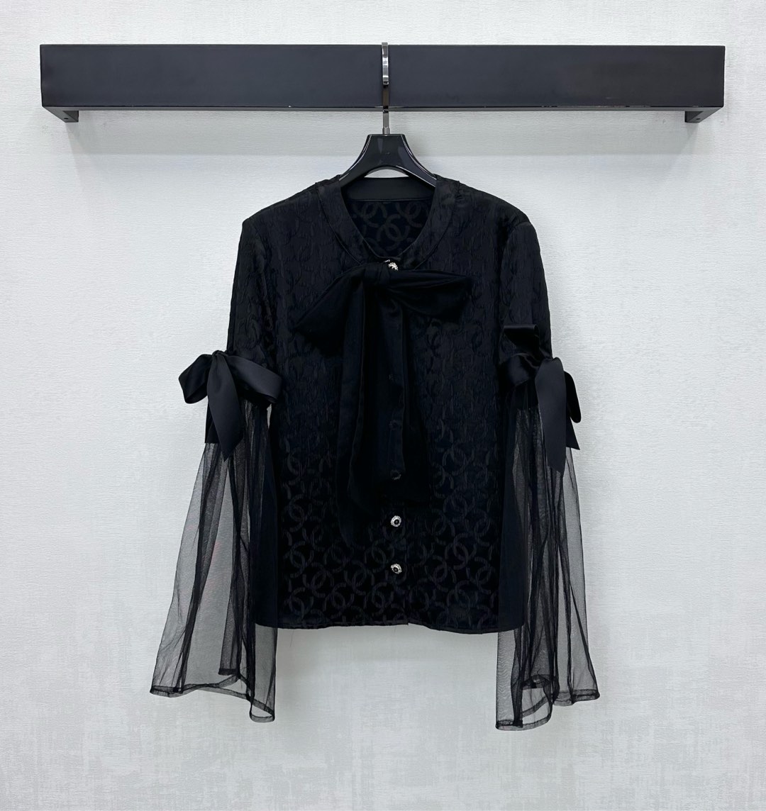 NO:591690,Chane*'s new arrival, jacquard bow splicing top, customized YB imported satin material, micro-sheer texture, light and elegant, high-end texture, double-C jacquard dark pattern elements throughout the body, highlighting the brand's tone. The neckline is decorated with ribbon bow embellishment, combined with the silk gauze splicing bow design at the elbow position, adding layering to the look. The trumpet-shaped outer sleeve edges show the European palace luxury atmosphere. Surface accessories development, round neck cardigan top tailoring, elegant style, high version 36  38 40,,chanel,alexander wang19860909Chane*新品上架提花蝴蝶结拼接上衣定制YB进口缎面材质 微透纱质轻盈飘逸 质感高级 通体双C提花暗纹元素 彰显品牌调性 领口饰以飘带蝴蝶结点缀装饰 配合手肘位置丝纱拼接蝴蝶结设计 增添造型层次感 喇叭状外廓袖边 尽显欧式的宫廷华贵气息 面辅料开发 圆领开襟上衣剪裁 穿搭气质优雅 高版本36 38 40,,chanel,alexander wang,Women's clothing