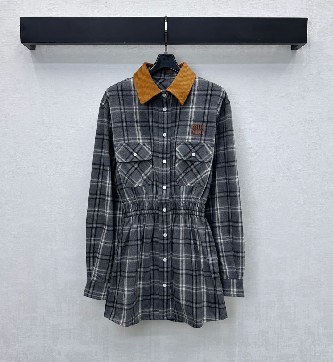 NO:591636,Miumi* new product launch plaid waist shirt skirt customized YB imported woolen cotton material. Breathable, comfortable and stylish. All-over checkered stripe black and gray plaid elements. Matched with corduroy collar and contrasting color processing to add layering to the look. The upper edge of the flap pocket is embellished with iconic letter logo decoration to highlight the brand tone. The elastic elastic waist at the waist outlines the proportion of the curve. Easily control the college style. Development of surface accessories. Lapel waist shirt dress tailoring. Dress age-reducing fashion.  high version,,miumiu,skirts,shirts,alexander wang19860909Miumi*新品上架格纹收腰衬衫裙定制YB进口毛呢全棉材质 透气舒适有型 通体对格对条黑白灰三色格纹元素 配合灯芯绒领拼接撞色处理 增添造型层次感 翻盖口袋上缘点缀标志性字母徽标装饰 彰显品牌调性 腰间弹力松紧腰勾勒曲线划分比例 轻松驾驭学院风范格调 面辅料开发 翻领收腰衬衣裙剪裁 穿搭减龄时髦 高版本,,miumiu,skirts,shirts,alexander wang,Women's clothing