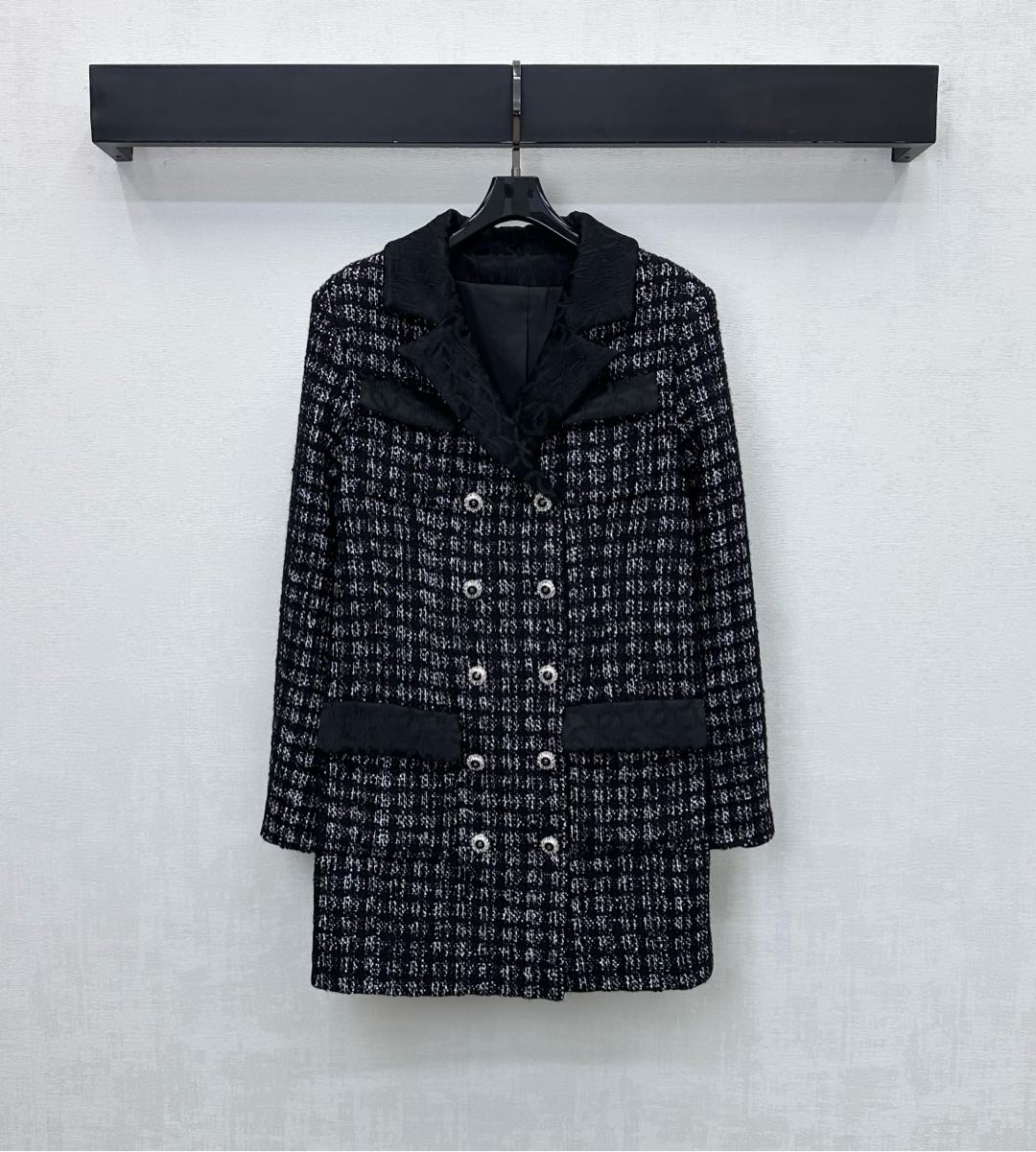 NO:591684,Chane* new product launches tweed lapel dress jacket customized with YB imported slub material. The texture is obvious and high-quality. The overall black and white threads are interwoven with ready-to-wear woven elements. It is luxurious and charming. The collar and pocket edges are spliced with double-C jacquard elements to highlight the brand tone. The double-drainage diamond letter button adjustment design on the placket adds a layered look. The development of surface accessories. The lapel mid-length dress jacket is tailored to show the style of a high-end celebrity. Full of temperament. High version 36 38  40,,chanel,jackets & coats,alexander wang19860909Chane*新品上架粗花呢翻领洋装外套定制YB进口粗纺毛呢材质 肌理明显质感上乘 整体黑白线交织配合成衣编织元素 奢华迷人 领边与口袋缘拼接双C提花元素 彰显品牌调性 开襟双排水钻字母纽扣调节设计 增添造型层次感 面辅料开发 翻领中长款洋装外套剪裁 尽显高级名媛风格 气质十足 高版本36 38 40,,chanel,jackets & coats,alexander wang,Women's clothing