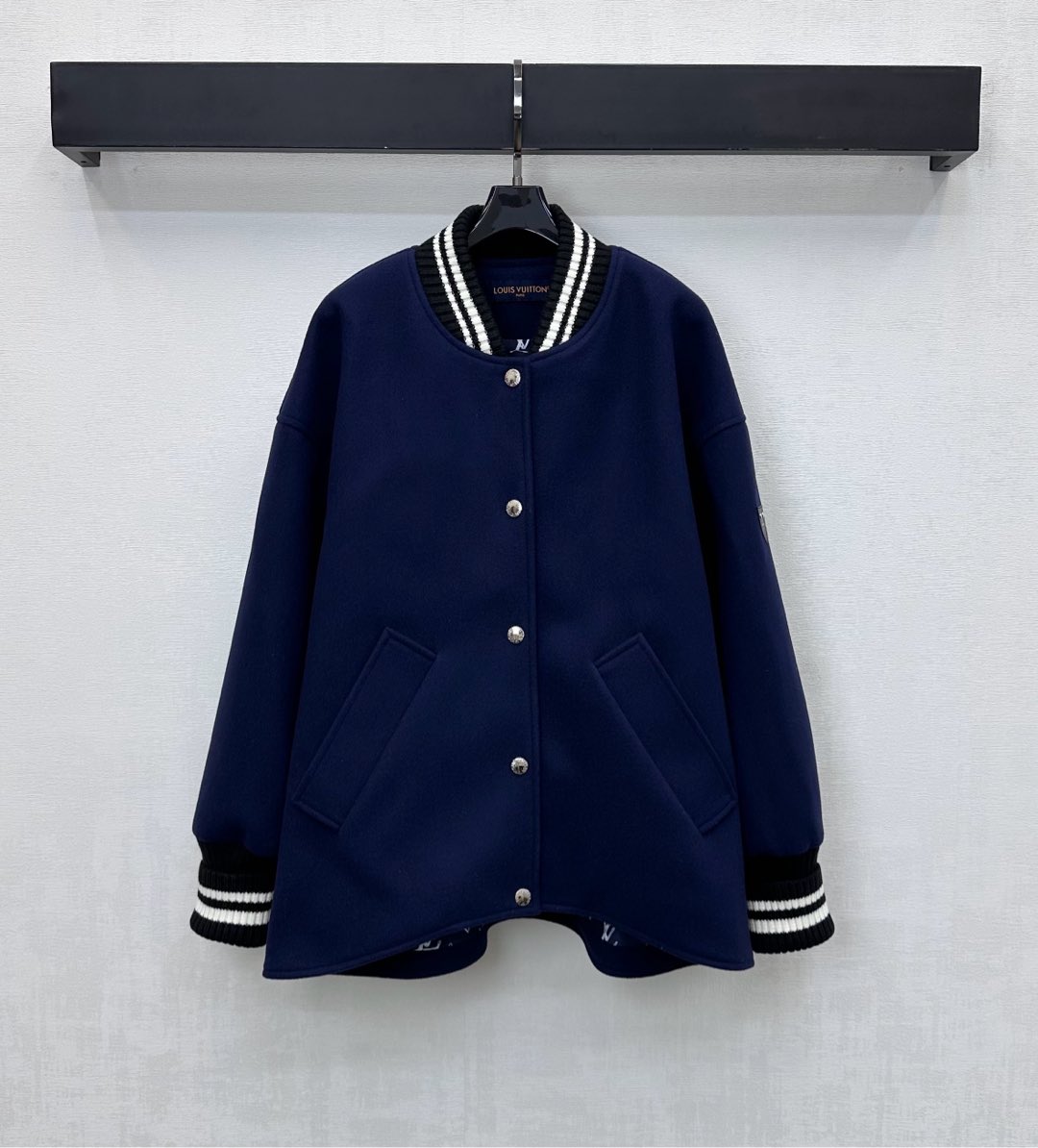NO:591715,Louis Vuitto* new products are on the shelves. The silhouette baseball uniform jacket is made of YB imported woolen material. It is smooth, delicate and stylish. The outer layer is royal blue and has an adjustable button design with engraved letters on the placket. It is tightened with knitted threads on the cuffs and neckline to add layering to the look. The inside is covered with four-leaf clover letter logo elements to highlight the brand's tone. Development of surface accessories. Silhouette jacket tailoring. Casual and stylish. Available for both men and women. High version 2 colors, Louis Vuitto  vuitton,jackets & coats,jackets & coats,alexander wang19860909Louis Vuitto*新品上架廓形棒球服外套定制YB进口羊毛呢材质 垂顺细腻有型 外层通体宝蓝色配合开襟刻印字母按扣调节设计 配合袖口领口针织螺纹收紧处理 增添造型层次感 内里满铺四叶草字母徽标元素 彰显品牌调性 面辅料开发 廓形夹克外套剪裁 随意外搭穿搭出彩时髦 男女均可 高版本2色,,louis vuitton,jackets & coats,jackets & coats,alexander wang,Women's clothing