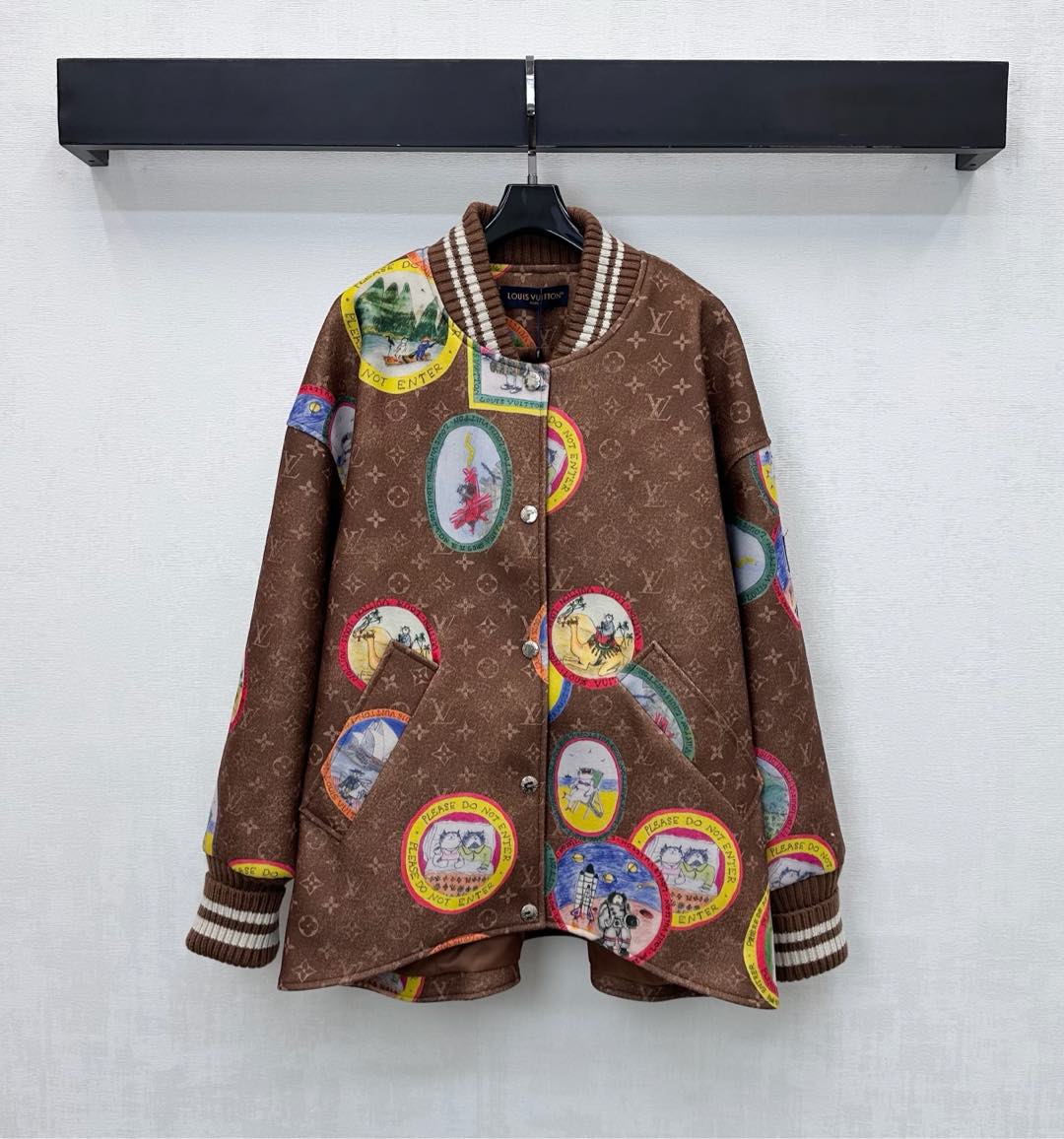 NO:591719,Louis Vuitto* new products are on the shelves. The silhouette baseball jacket is made of YB imported wool. It is smooth, delicate and stylish. The whole body is covered with four-leaf clover letter elements and decorated with colorful badges to highlight the brand's tone. It is tightened with knitted threads on the cuffs and neckline to add layering to the look. The development of surface accessories. Silhouette jacket tailoring. It can be worn casually and fashionably. Available for both men and women. High version in 2 colors, Louis Vuitton, jackets & coats,jackets &  coats,alexander wang19860909Louis Vuitto*新品上架廓形棒球服外套定制YB进口羊毛呢材质 垂顺细腻有型 通体满铺四叶草字母元素点缀彩色徽章 彰显品牌调性 配合袖口领口针织螺纹收紧处理 增添造型层次感 面辅料开发 廓形夹克外套剪裁 随意外搭穿搭出彩时髦 男女均可 高版本2色,,louis vuitton,jackets & coats,jackets & coats,alexander wang,Women's clothing