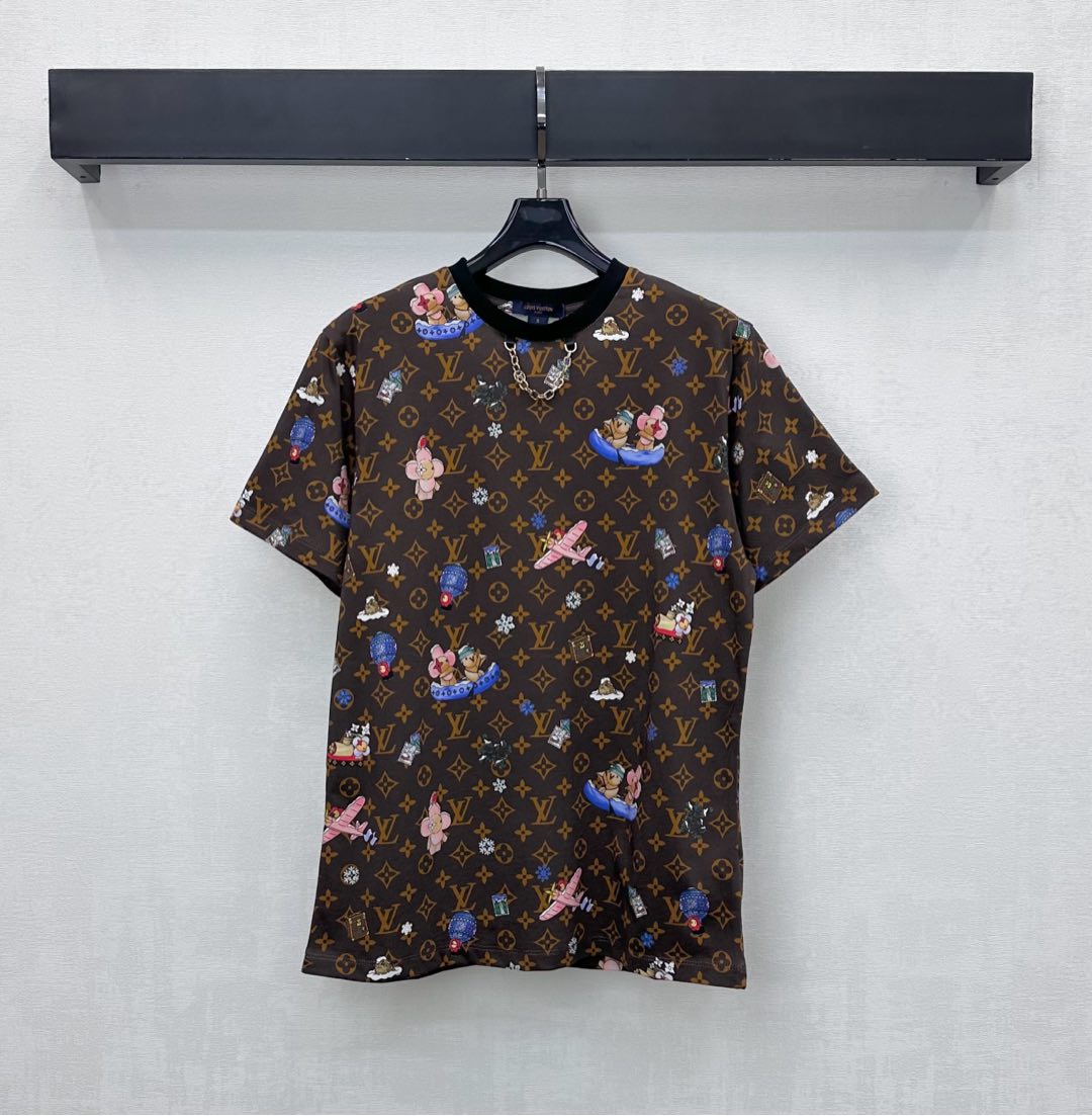 NO:592070,Louis Vuitto*2025 new products are on the shelves. The doll printing chain is made of YB imported twill cotton material. Breathable and comfortable, full of texture. The iconic four-leaf clover element letter logo decoration is printed all over the body to highlight the brand tone. The collar letter chain design is embellished with the doll airplane hot air balloon rowing pattern to add a sense of layering. Surface accessories development. Conventional T-shirt style tailoring. Fashionable when worn alone. High version, louis vuitton, tees, t-shirt, alexander  wang19860909Louis Vuitto*2025新品上架公仔印花链条定制YB进口斜纹全棉材质 透气舒适 质感十足 通体满印标志性四叶草元素字母徽标装饰 彰显品牌调性 配合公仔飞机热气球划船图案点缀领口字母链条设计 增添造型层次感 面辅料开发 常规T恤版型剪裁 单穿内搭出彩时髦 高版本,,louis vuitton,tees，t-shirt,alexander wang,Women's clothing