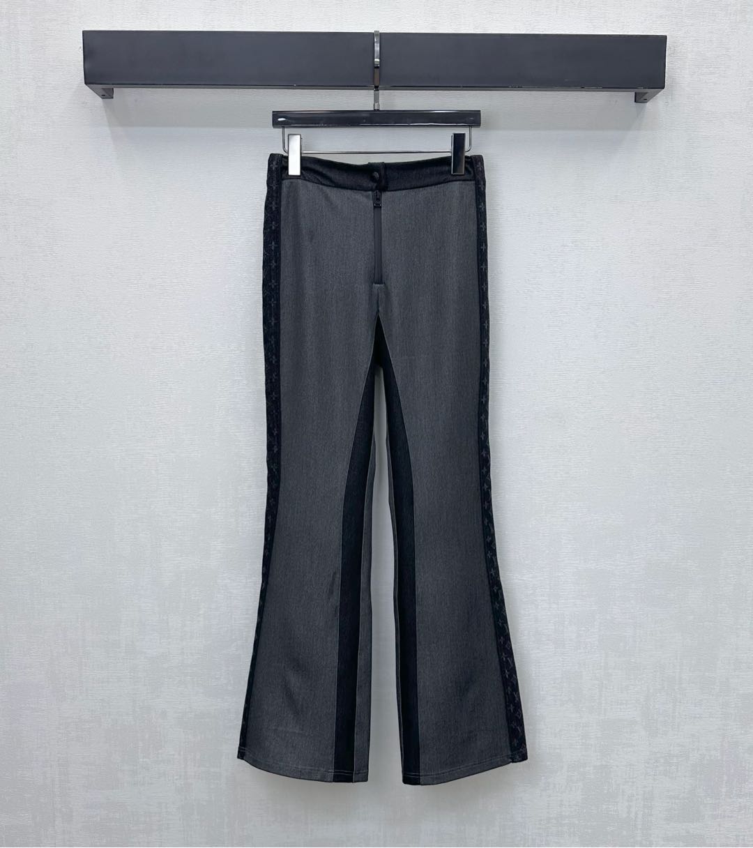 NO:592076,Louis Vuitto*2025 new products are on the shelves, contrasting color splicing and boot-cut trousers, customized YB imported twill cotton material, glossy and stylish, denim splicing on both sides embellished with the iconic four-leaf clover logo element, highlighting the brand's tone, contrasting design of dark and light blue on the waistband and inside, with zipper and snap button adjustment functions, adding layering to the look, development of surface accessories, high-waisted boot-cut trousers, casual matching and high-end fashion, high version 2 colors, Louis Vuitto  vuitton,alexander wang19860909Louis Vuitto*2025新品上架撞色拼接微喇长裤定制YB进口斜纹棉材质 光泽垂顺有型 两侧采用牛仔拼接点缀标志性四叶草徽标元素 彰显品牌调性 腰头与内侧深浅蓝色撞色设计 配合拉链与按扣调节功能 增添造型层次感 面辅料开发 高腰微喇长裤剪裁 随意搭配穿搭高级时髦 高版本2色,,louis vuitton,alexander wang,Women's clothing