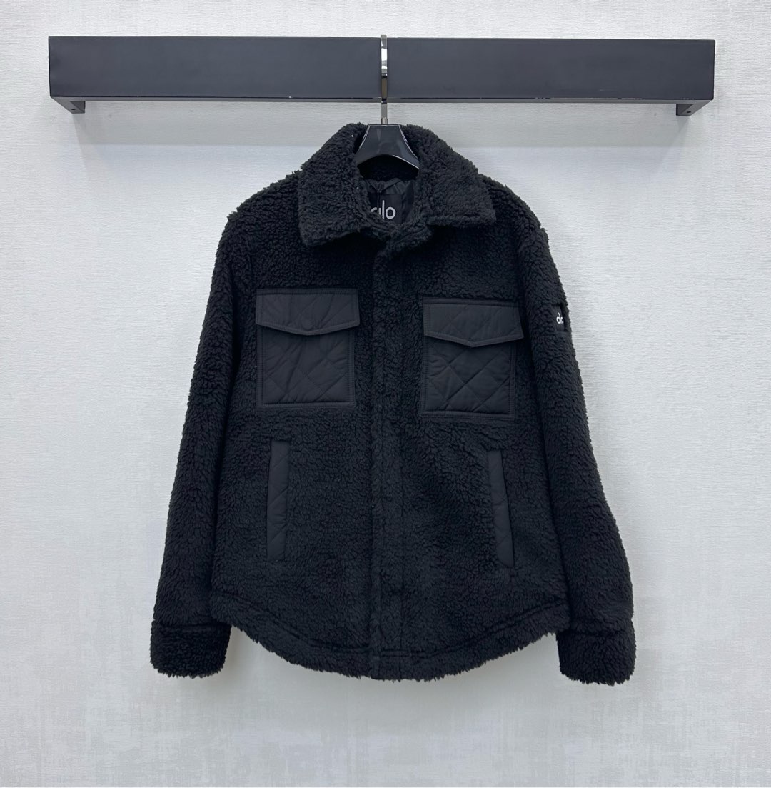 NO:592079,alo*2025 new arrivals Lapel Teddy Lamb Jacket Custom pYB imported Teddy lamb material Sufficient amount of wool to protect against wind and cold The whole body has obvious lamb velvet texture It is designed with snap button adjustment and symmetrical splicing nylon pocket processing on the chest to add layering to the look. The iconic letter badge elements are embellished on the sleeve sides to highlight the development of brand tonal surface accessories. The lapel shirt jacket version is tailored to suit more wearing occasions and personal styles. High version 3 colors, jackets  & coats,alexander wang19860909alo*2025新品上架翻领泰迪羊羔外套定制pYB进口泰迪羊羔绒材质 毛量充足防风御寒 通体颗粒明显羊羔绒肌理 配合开襟按扣调节设计 配合胸口对称拼接尼龙口袋处理 增添造型层次感 袖侧点缀标志性字母徽章元素 彰显品牌调性面辅料开发 翻领衬衣外套版型剪裁 适配更多穿搭场合和个人风格  高版本3色,,jackets & coats,alexander wang,Women's clothing