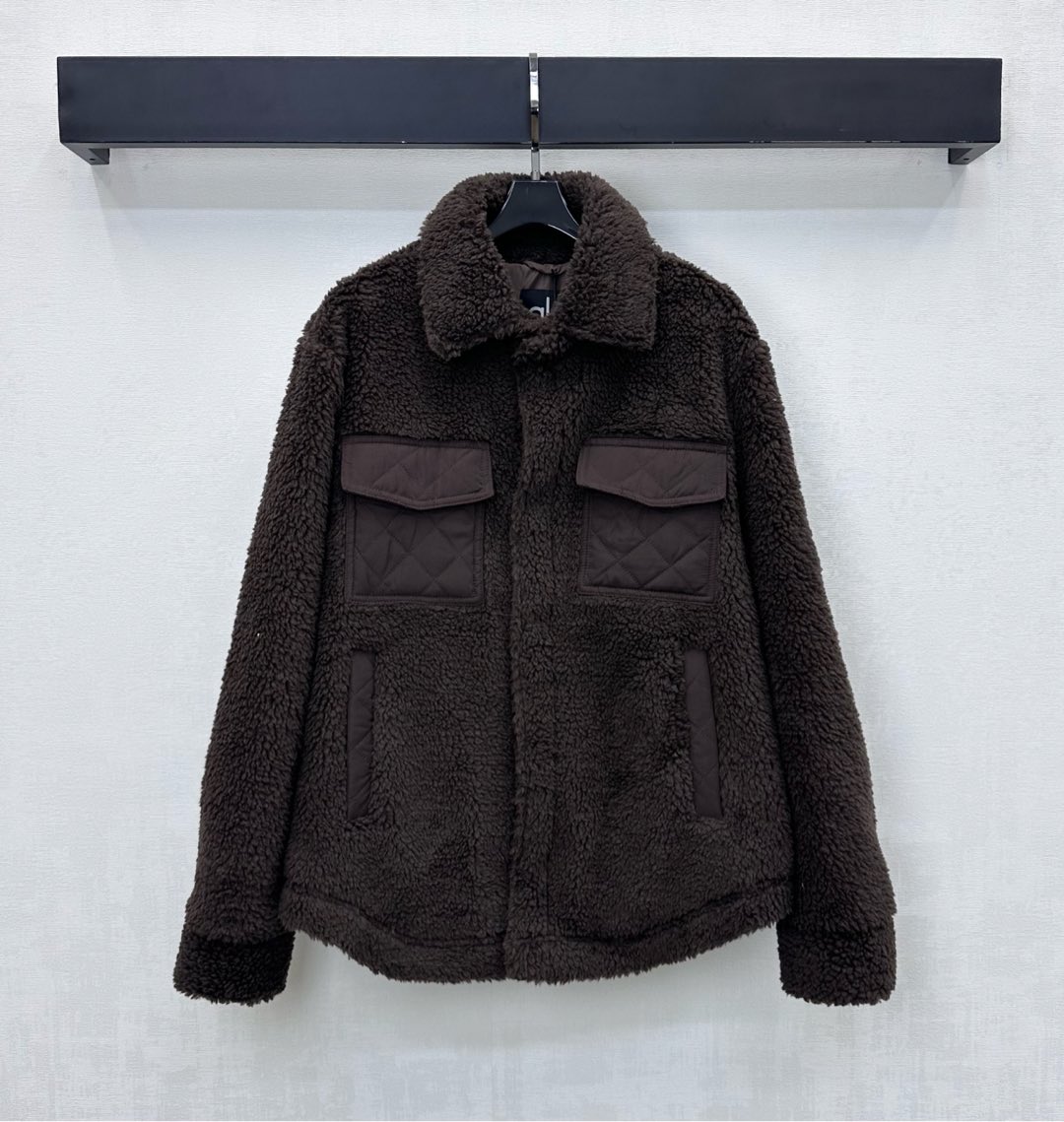 NO:592062,alo*2025 new arrivals Lapel Teddy Lamb Jacket Customized YB imported Teddy lamb velvet material Sufficient wool to protect against wind and cold The whole body has obvious lamb velvet texture It is designed with snap button adjustment and symmetrical splicing nylon pocket processing on the chest to add layering to the look. The iconic letter badge elements are embellished on the sleeve sides to highlight the development of the brand's tonal surface accessories. The lapel shirt jacket version is tailored to suit more wearing occasions and personal styles. High version 3 colors, jackets &  coats,alexander wang19860909alo*2025新品上架翻领泰迪羊羔外套定制YB进口泰迪羊羔绒材质 毛量充足防风御寒 通体颗粒明显羊羔绒肌理 配合开襟按扣调节设计 配合胸口对称拼接尼龙口袋处理 增添造型层次感 袖侧点缀标志性字母徽章元素 彰显品牌调性面辅料开发 翻领衬衣外套版型剪裁 适配更多穿搭场合和个人风格  高版本3色,,jackets & coats,alexander wang,Women's clothing