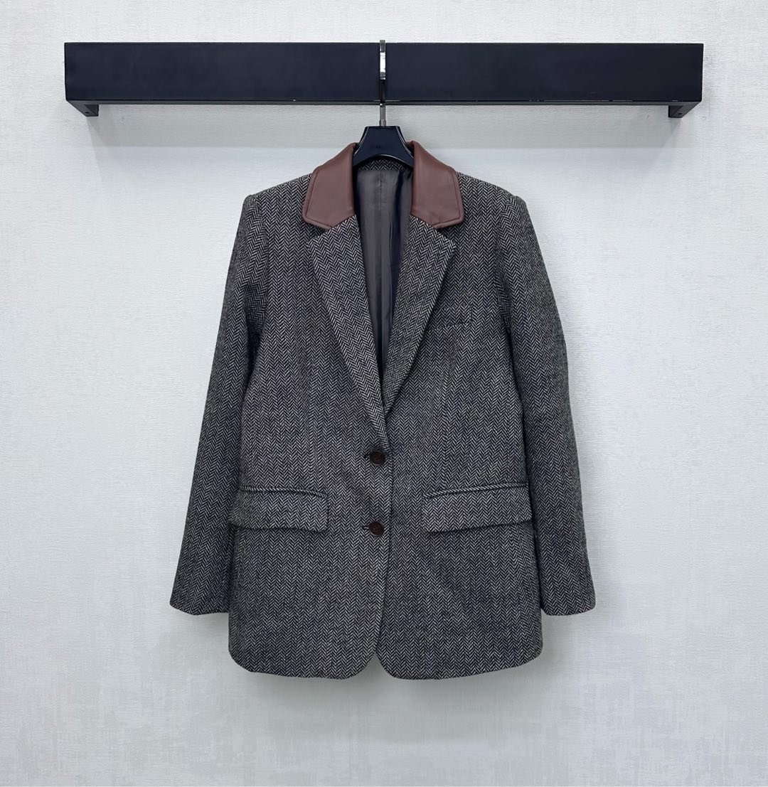 NO:605426,Prad* new products are on sale. The leather collar silhouette suit jacket is made of YB imported wool material. The texture is smooth and obvious. The whole body V-shaped dark pattern is combined with the leather collar splicing design. Symmetrical flap pocket decoration adds a sense of layering. The back collar is embellished with the iconic triangle logo to highlight the brand tone. Surface accessories development. Lapel suit jacket tailoring. Casual matching and fashionable style. High version, prada, jackets & coats, business suit, alexander wang19860909Prad*新品上架皮领廓形西装外套定制YB进口毛呢材质 肌理垂顺明显 通体V形暗纹配合皮革领边拼接设计对称翻盖口袋装饰 增添造型层次感 后领点缀标志性三角徽标 彰显品牌调性 面辅料开发 翻领西装外套剪裁 随意搭配穿搭洋气松弛 高版本,,prada,jackets & coats,business suit,alexander wang,Women's clothing