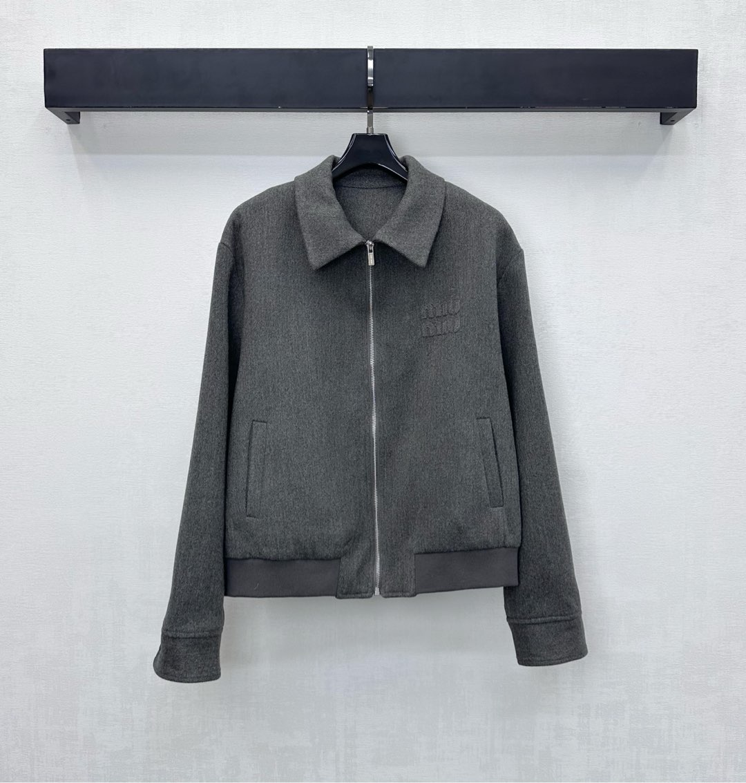 NO:605459,Miumi* new product launch lapel zipper jacket is made of YB imported twill cotton material. It is vertical, crisp and stylish. The zipper placket adjustment design is used to adjust the elastic thread at the hem. It adds layering to the shape. It has excellent windproof and cold protection effects. The iconic letter logo decoration on the chest highlights the brand tone. The development of surface accessories. The lapel jacket jacket is tailored to create a brand-specific sweet and cool style. Fashionable and stylish to wear. High version 2 colors,,miumiu,jackets  & coats,jackets & coats,alexander wang19860909Miumi*新品上架翻领拉链夹克外套定制YB进口斜纹全棉材质 垂顺挺括有型 沿用拉链开襟调节设计 配合下摆弹力螺纹收窄处理 增添造型层次感 防风御寒效果一绝 胸前点缀标志性字母徽标装饰 彰显品牌调性 面辅料开发 翻领夹克外套版型剪裁 打造出品牌专属甜酷风 穿搭时髦洋气  高版本2色,,miumiu,jackets & coats,jackets & coats,alexander wang,Women's clothing
