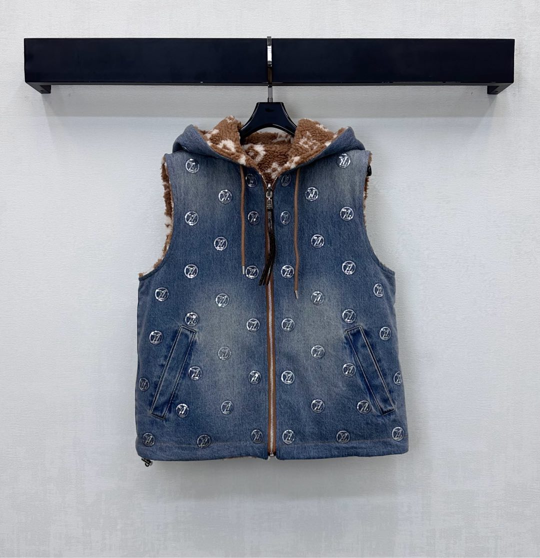 NO:605422,Louis Vuitto* new product launches embroidered sequined hooded vest. Customized YB imported twill cotton denim lambswool material. Multiple washes give a crisp texture. The outer layer is covered with sequins to outline the iconic letter logo to highlight the brand's tone. The inner lambswool is fully printed with four-leaf clover letter elements and collision design to add layering to the look. Development of surface accessories. Hooded drawstring zipper vest tailoring. Colorful and fashionable for autumn and winter layering. High version, Louis Vuitto  vuitton,hats,alexander wang19860909Louis Vuitto*新品上架刺绣亮片连帽马甲 定制YB进口斜纹棉牛仔羊羔绒材质 多重水洗呈现挺括质感 外层满铺亮片勾勒出标志性字母徽标 彰显品牌调性 内里羊羔绒满印四叶草字母元素碰撞设计 增添造型层次感 面辅料开发 连帽抽绳拉链马甲剪裁 秋冬叠穿出彩时髦 高版本,,louis vuitton,hats,alexander wang,Women's clothing