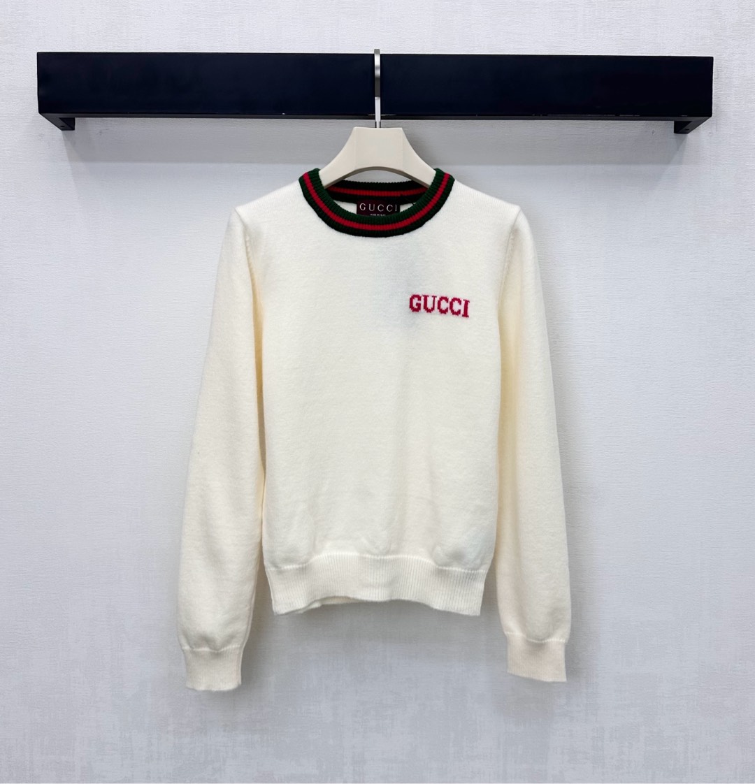 NO:605452,Gucc* new products are on the shelves. Contrast color embroidered letter knitted custom YB imported wool knitted material. High-end texture. Comfortable and soft. Red and green stripe contrasting design on the collar. Matched with threaded hemming details on the cuffs and hem to add layering to the look. Iconic letter logo elements are embellished on the chest to highlight the brand tone. Fabric and accessories development. Round neck long-sleeved sweater tailoring. Fashionable when worn alone or layered. High version 2 colors, gucci, sweaters, alexander wang19860909Gucc*新品上架撞色刺绣字母针织定制YB进口羊毛针织材质 质感高级 舒适柔软 领口红绿色条纹撞色设计 配合袖口与衣摆螺纹包边细节处理 增添造型层次感 胸前点缀标志性字母徽标元素 彰显品牌调性 面辅料开发 圆领长袖毛衣剪裁 单穿叠穿时髦洋气 高版本2色,,gucci,sweaters,alexander wang,Women's clothing