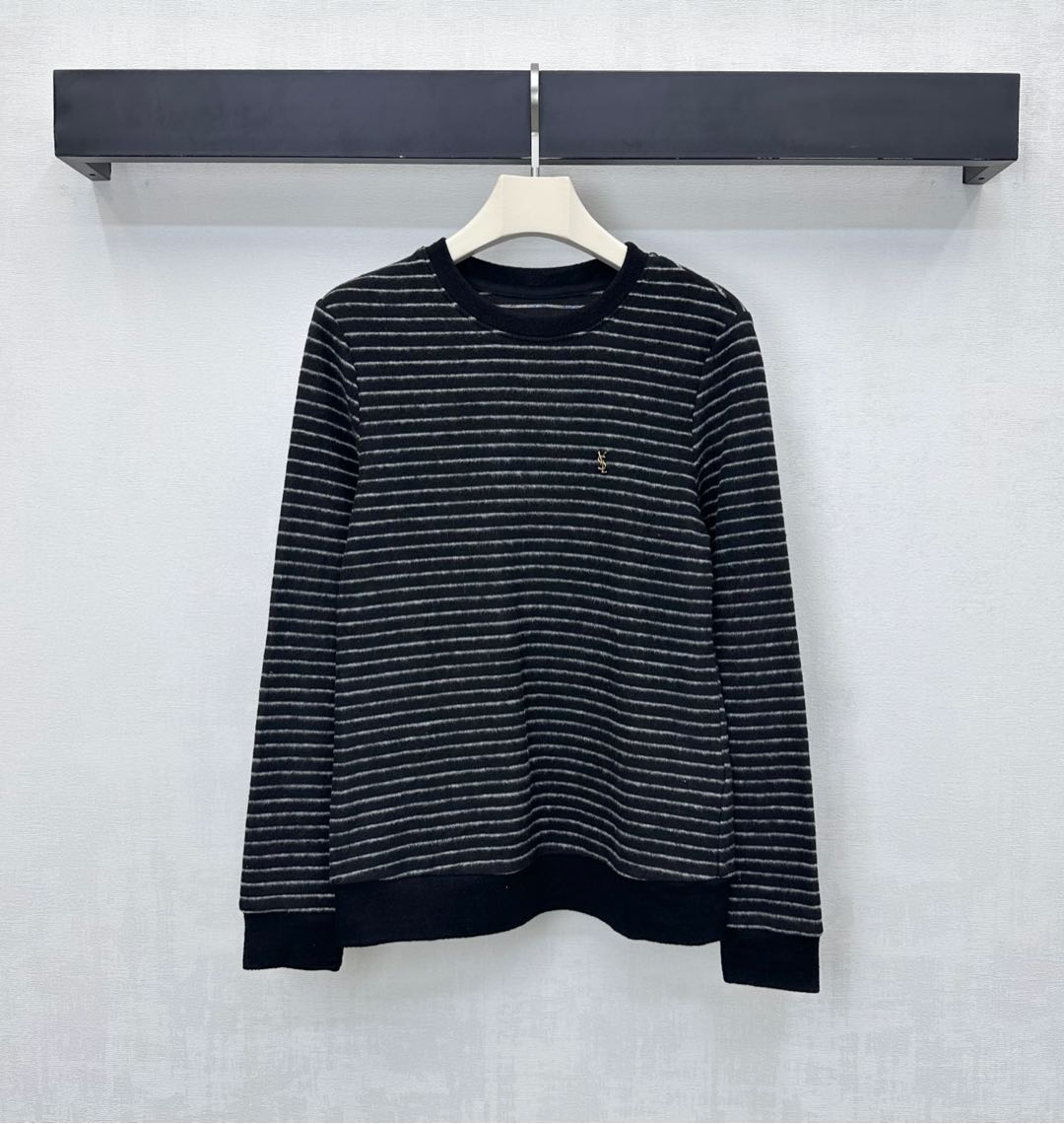 NO:605458,Ysl/Saint Laurent* new arrival striped knitted pullover sweater made of imported YB wool, full of texture, soft and comfortable. The collar, cuffs and hem are processed with threaded hemming details. It is matched with the all-over stripe contrasting color design to add layering to the look. The iconic metal letter logo element is embellished on the chest to highlight the brand tone. Surface accessories development. Round neck pullover sweater tailoring. Fashionable and slim when worn alone for daily commuting. High version 2 colors, saint laurent, saint  laurent,sweaters,alexander wang19860909Ysl / Saint Laurent*新品上架条纹针织套头毛衣定制YB进口羊毛材质 质感十足 柔软舒适 领边与袖口与衣摆沿用螺纹包边细节处理 配合通体条纹撞色设计 增添造型层次感 胸前点缀标志性金属字母徽标元素 彰显品牌调性 面辅料开发 圆领套头毛衣剪裁 日常通勤单穿叠穿时髦显瘦  高版本2色,,saint laurent,saint laurent,sweaters,alexander wang,Women's clothing