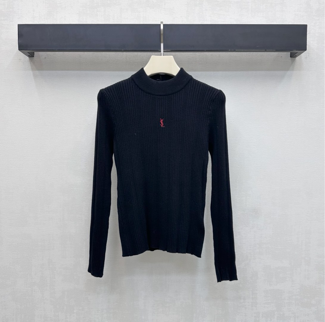 NO:605436,Ysl/Saint Laurent* new arrivals embroidered letter sweater. Customized YB imported wool knit material. Full of elasticity, skin-friendly and soft. Threaded details on the neckline are hemmed. The overall lines are smooth, adding layering to the look. The iconic letter embroidered logo decoration is centered on the chest to highlight the brand tone. Fabric and accessories development. Slim-fitting round neck base tailoring. Wear alone and layered, relaxed and fashionable. High version 2 colors, saint laurent, alexander wang19860909Ysl / Saint Laurent*新品上架刺绣字母针织衫 定制YB进口羊毛针织材质 弹力十足 亲肤柔软 领口螺纹细节包边处理 整体线条流畅 增添造型层次感 胸前居中点缀标志性字母刺绣徽标装饰 彰显品牌调性 面辅料开发 修身圆领打底剪裁 单穿叠穿松弛时髦  高版本2色,,saint laurent,alexander wang,Women's clothing