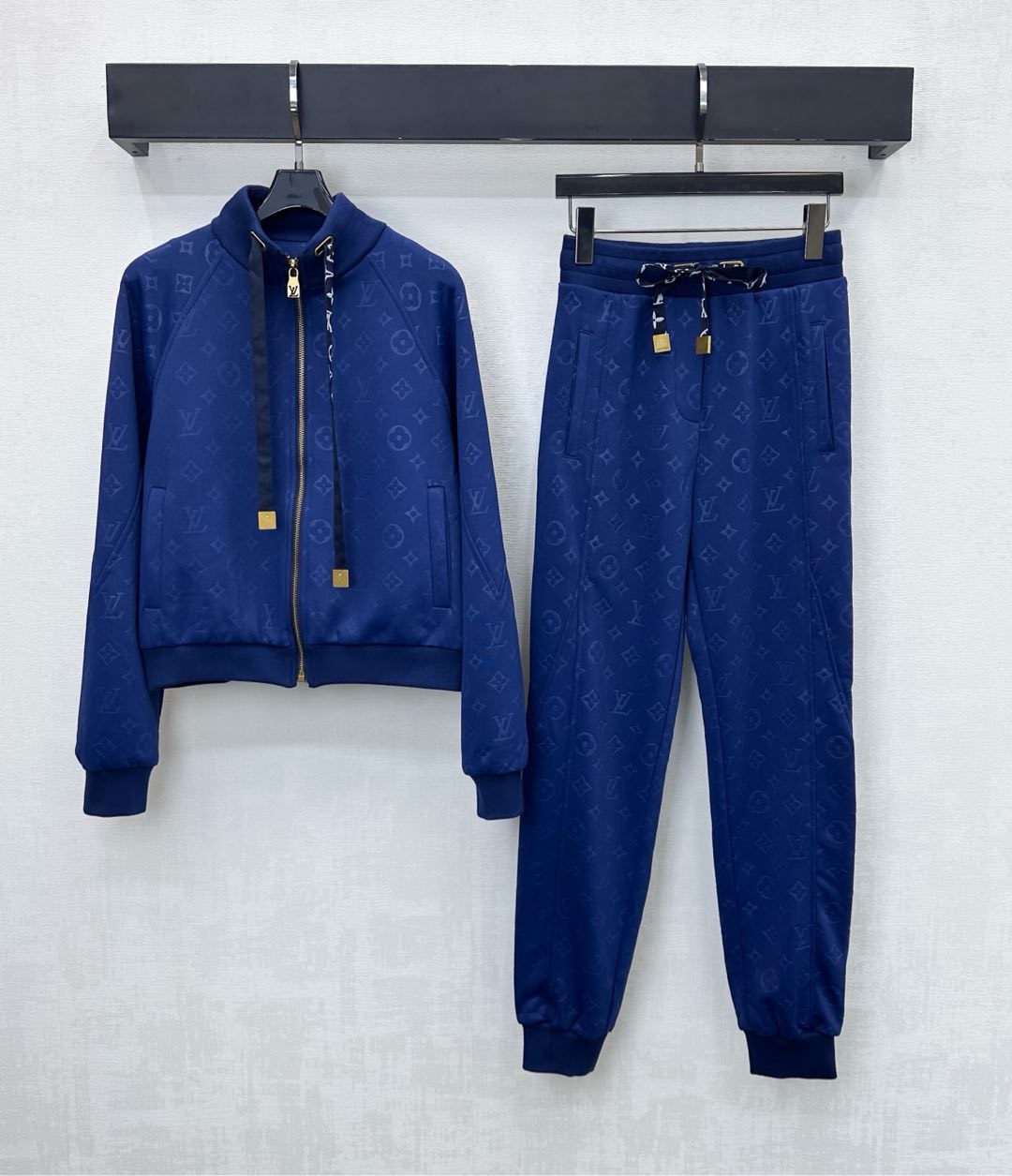 NO:605447,Louis Vuitto* new products are on the shelves. The dark pattern drawstring jacket and trousers suit is made of YB imported embossed air cotton. It is crisp and stylish. The drawstring print is contrasting all over with the iconic four-leaf clover letter dark pattern. It is matched with the drawstring print and contrasting color treatment to highlight the brand tone. The development of surface accessories. The stand-up collar zipper jacket is paired with the leg straight trousers of the same series. The end of the drawstring is decorated with engraved letter metal decoration to echo the zipper buckle, adding a sense of layering to the look. The complete set is fashionable and fashionable.  High version 2 colors 7,,louis vuitton,jackets & coats,alexander wang19860909Louis Vuitto*新品上架暗纹抽绳外套长裤套装定制YB进口压花空气棉材质 挺括有型 抽绳印花撞色通体满铺标志性四叶草字母暗纹 配合抽绳印花撞色处理 彰显品牌调性 面辅料开发 立领拉链外套搭配同系列束脚直长裤 抽绳末端饰以印刻字母金属装饰呼应开襟拉链扣 增添造型层次感 成套穿搭时髦洋气 高版本2色 7,,louis vuitton,jackets & coats,alexander wang,Women's clothing