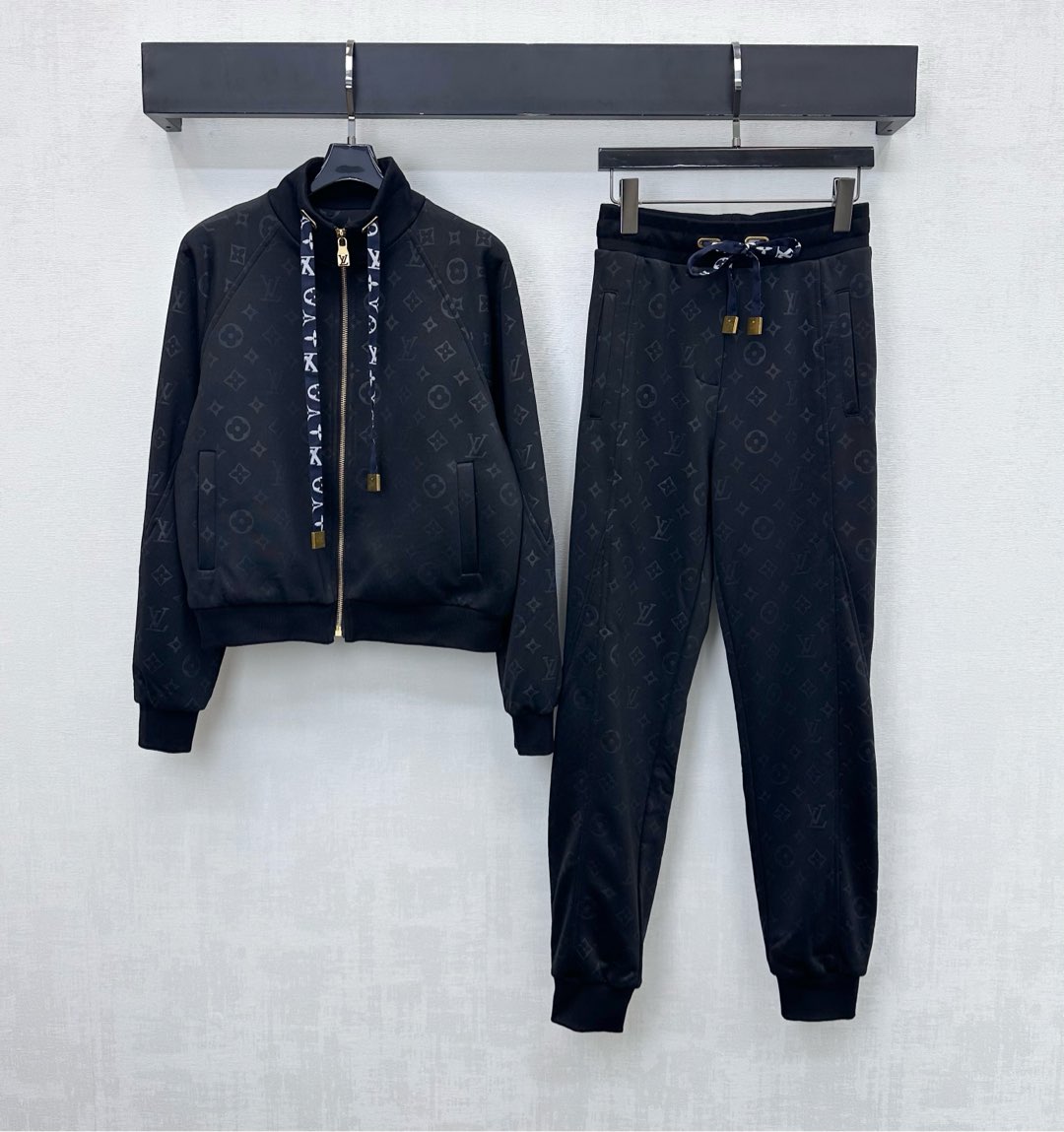 NO:605441,Louis Vuitto* new products are on the shelves. The dark pattern drawstring jacket and trousers suit is made of YB imported embossed air cotton. It is crisp and stylish. The drawstring print is contrasting all over with the iconic four-leaf clover letter dark pattern. It is matched with the drawstring print and contrasting color treatment to highlight the brand tone. The development of surface accessories. The stand-up collar zipper jacket is paired with the leg straight trousers of the same series. The end of the drawstring is decorated with engraved letter metal decoration to echo the zipper buckle, adding a sense of layering to the look. The complete set is fashionable and fashionable.  High version 2 colors,,louis vuitton,jackets & coats,alexander wang19860909Louis Vuitto*新品上架暗纹抽绳外套长裤套装定制YB进口压花空气棉材质 挺括有型 抽绳印花撞色通体满铺标志性四叶草字母暗纹 配合抽绳印花撞色处理 彰显品牌调性 面辅料开发 立领拉链外套搭配同系列束脚直长裤 抽绳末端饰以印刻字母金属装饰呼应开襟拉链扣 增添造型层次感 成套穿搭时髦洋气 高版本2色,,louis vuitton,jackets & coats,alexander wang,Women's clothing