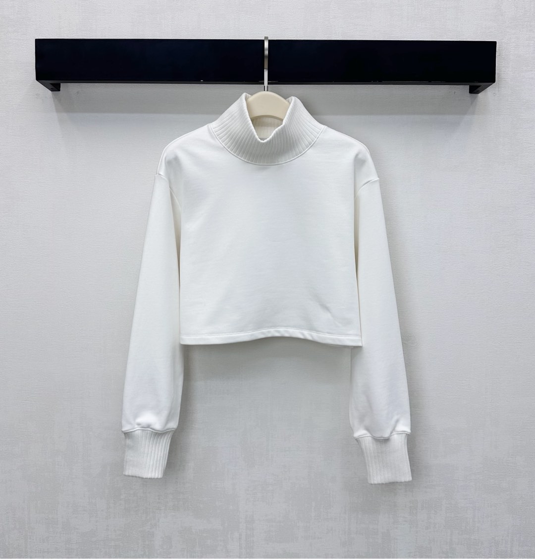 NO:605430,alo*'s new arrival, a high-neck short sweatshirt made of custom YB imported twill cotton. Breathable, comfortable and stylish. The collar and cuffs are processed with elastic thread binding details. It is designed with a short silhouette to add layering to the look. The iconic letter logo element is decorated in the center of the back waist to highlight the brand tone. The development of surface accessories. High-neck short sweatshirt tailoring. It is fashionable to wear with jeans or sports pants in autumn and winter. It can be easily used for daily commuting.  High version 2 colors,,hoodie,sweatshirts,jeans,alexander wang19860909alo*新品上架高领短款卫衣定制YB进口斜纹棉材质 透气舒适有型 领口与袖口沿用弹力螺纹包边细节处理 配合短款廓形版型设计 增添造型层次感 后腰居中点缀标志性字母徽标元素装饰 彰显品牌调性 面辅料开发 高领短款卫衣剪裁 秋冬随便搭牛仔裤或运动裤都很时髦 日常通勤都能轻松驾驭 高版本2色,,hoodie,sweatshirts,jeans,alexander wang,Women's clothing