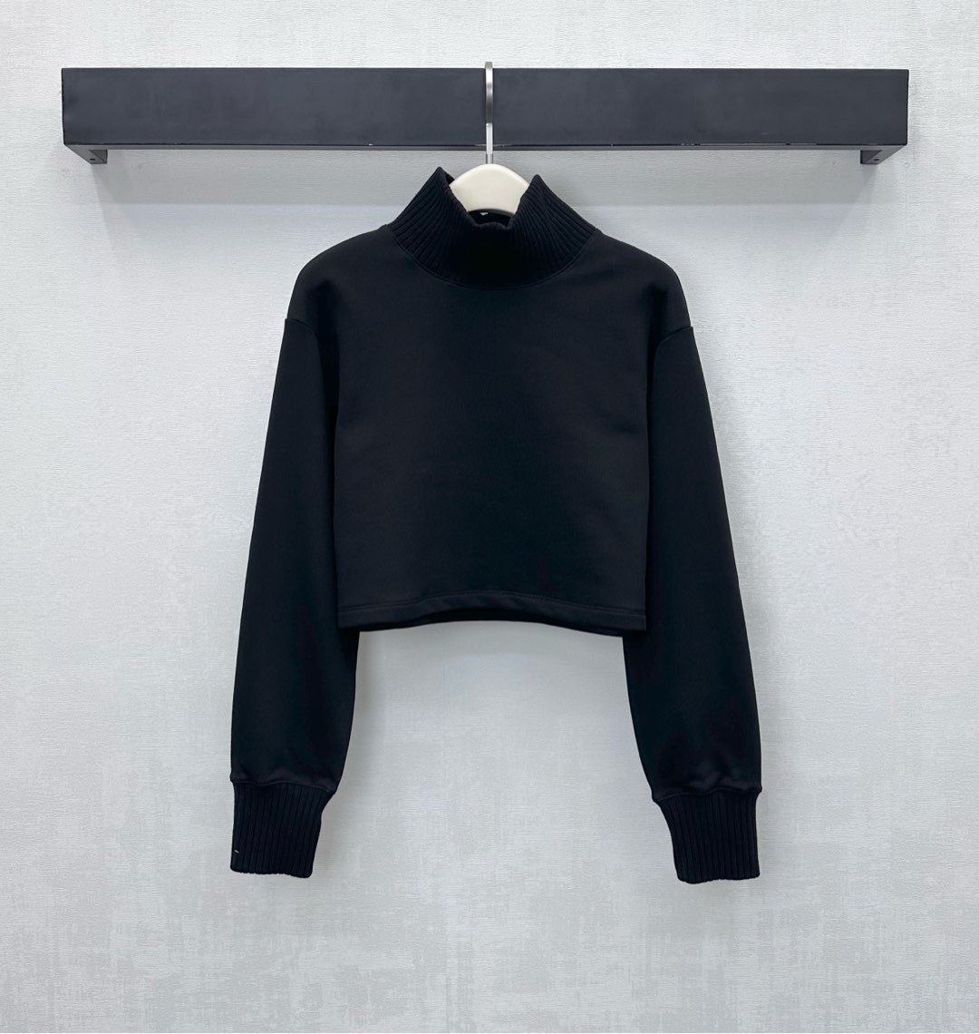 NO:605434,alo*'s new arrival, a high-neck short sweatshirt made of custom YB imported twill cotton. Breathable, comfortable and stylish. The collar and cuffs are processed with elastic thread binding details. It is designed with a short silhouette to add layering to the look. The iconic letter logo element is decorated in the center of the back waist to highlight the brand tone. The development of surface accessories. High-neck short sweatshirt tailoring. It is fashionable to wear with jeans or sports pants in autumn and winter. It can be easily used for daily commuting.  High version 2 colors,,hoodie,sweatshirts,jeans,alexander wang19860909alo*新品上架高领短款卫衣定制YB进口斜纹棉材质 透气舒适有型 领口与袖口沿用弹力螺纹包边细节处理 配合短款廓形版型设计 增添造型层次感 后腰居中点缀标志性字母徽标元素装饰 彰显品牌调性 面辅料开发 高领短款卫衣剪裁 秋冬随便搭牛仔裤或运动裤都很时髦 日常通勤都能轻松驾驭 高版本2色,,hoodie,sweatshirts,jeans,alexander wang,Women's clothing